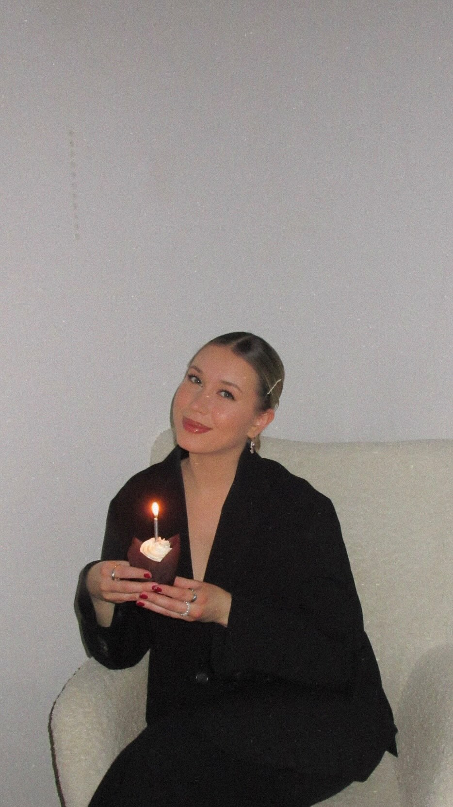 Jellek danes praznuje 𝟱 𝗹𝗲𝘁 🤍. 5 let odkar sem naredila prvi velik korak v neznano in ustvarila nekaj, kar je danes moj svet.
Danes se spominjam začetkov, vseh izzivov, in neprespanih noči, predvsem pa se (s solzami sreče v očeh) spominjam vseh lepih trenutkov, uspehov, malih zmag, neprecenljivih izkušenj in projektov, ki so me oblikovali tako poslovno kot osebno. V času, ko se številna vrata zapirajo in ustvarjalci doživljamo velike preizkušnje, sem še vedno tukaj, še vedno ustvarjam in verjamem v to zgodbo.
Stranke mi vedno znova poveste, da se moja ljubezen do ustvarjanja čuti v jellek kosih in najlepše je, ko vidim, da jih cenite kot nekaj več kot le stvar – da nosijo zgodbo in čustva, ki se dotaknejo tudi vas in postanejo del vašega sveta. Vsako spodbudno besedo nosim s seboj in milijonkrat 𝗛𝗩𝗔𝗟𝗔 vsem čudovitim dušam, ki me podpirate.
Kot vsako leto, tudi letos praznujemo skupaj: koda 𝗝𝗘𝗟𝗟𝗘𝗞𝟱 = 𝟮𝟱% 𝗽𝗼𝗽𝘂𝘀𝘁 na celotno naročilo (tudi na znižane izdelke). Velja do vključno četrtka, 𝟱. 𝟮. 𝟮𝟬𝟮𝟲. Zdaj verjetno že veste, da se res trudim, da je jellek zelo cenovno dostopen in težko dam popuste. To je darilo vam.
𝗛𝘃𝗮𝗹𝗮, 𝗸𝗲𝗿 𝘀𝘁𝗲 𝗱𝗲𝗹 𝗝𝗲𝗹𝗹𝗲𝗸. 𝗩𝗲𝗱𝗻𝗼.🤍