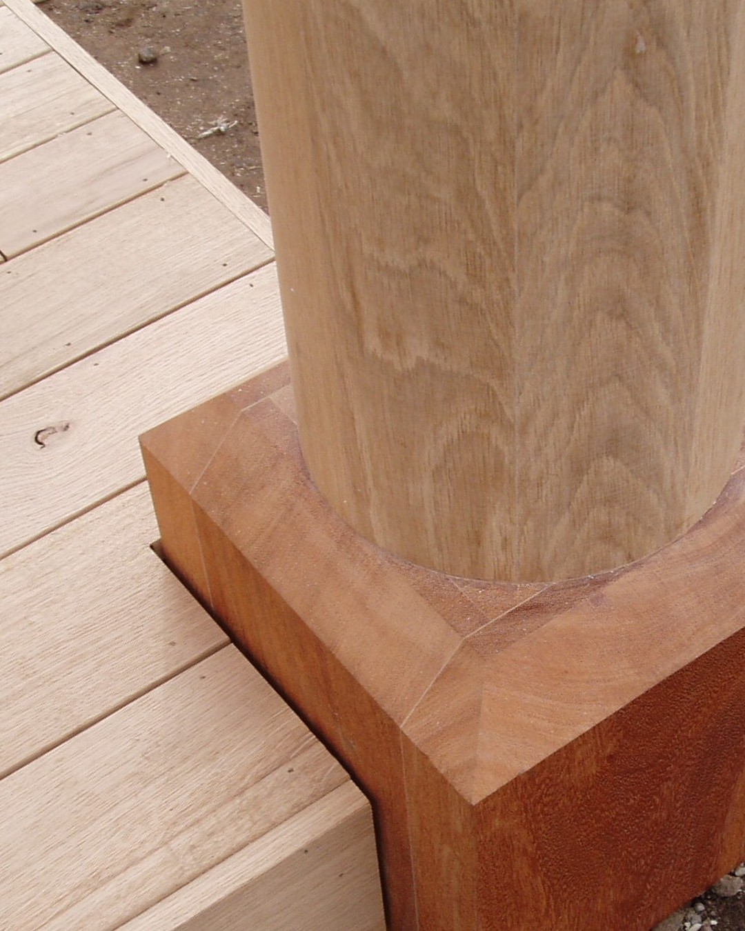 Voetstukken sluiten naadloos aan bij de stijl van je kolom.
En ook helemaal in lijn met de stijl van je huis, je terras, je carport, je poolhouse, je tuinkantoor, ...
Woon je eerder landelijk? Dan is een houten voetstuk iets voor jou.
Woon je modern? Opteer dan voor een metalen voetstuk.
Welk materiaal heeft jouw voorkeur?
🏡