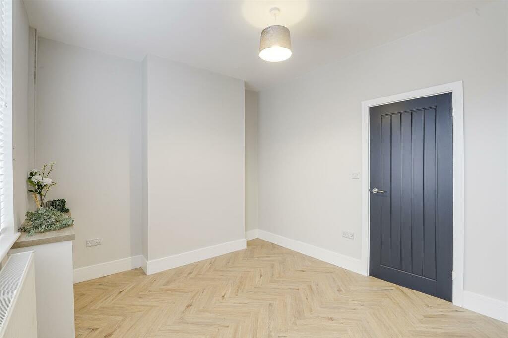 Colour scheme 🎨
Choosing the right color scheme in a property is crucial for attracting future tenants! 🎨✨
The right colors can create a welcoming atmosphere, evoke positive emotions, and even make spaces feel larger and more inviting. Invest in colors that resonate and watch your property stand out like ours! 🏡