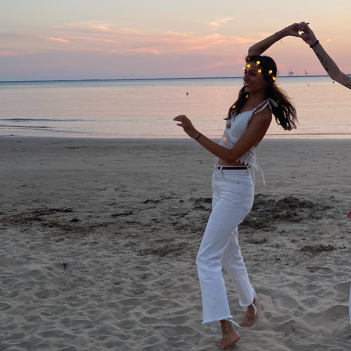Cette année, un mot résonne plus que les autres. Le mouvement.
La danse 💃🏻
Je n’ai jamais autant dansé en conscience, en laissant mon corps se mouvoir comme il souhaitait le faire.
Des barrières que je m’étais mise par peur du regard de l’autre se sont effondrées.
Des blocages qui, pendant l’adolescence mais aussi après, m’ont empêché de vivre en spontanéité et en pleine harmonie avec ce corps qui est le mien.
Par la danse libre, celle qui te fait sortir tes tripes sans avoir la moindre peur d’être jugée, j’ai redécouvert l’amour de moi. L’amour de la vie, de la création, l’amour du mouvement et de la fluidité qui m’habite. J’ai énormément d’émotions en écrivant cela car je me suis sentie tellement prisonnière dans ce corps qui, d’après les autres, et surtout d’après moi-même, semblait si maladroit, si gauche, si coincé aussi.
La danse libre est la base de toute confiance en soi. Le mouvement connecté à son Soi profond, à plus grand que soi, est une grâce dont personne ne devrait se priver. Nous en sommes tous capables.
Se libérer dans son corps, c’est se libérer de ses carcans et de la prison de l’Âme. La danse est une médecine.
Danser pour danser, danser pour se sentir en vie, en dehors du regard de l’autre, de l’ego et de la performance, devait être une institution ! En tout cas, et pour le reste de ma vie, j’en fais la mienne.
.
.
.
#danse #danselibre #biodanza #dansecontact #dansedes5rythmes #dansemedecine #ecstaticdance #danser #mouvement #liberte #ame #soul #dance #vie #life #danzaesmedicina #consciousness #mindfulness #libre #transedanse #chamanisme