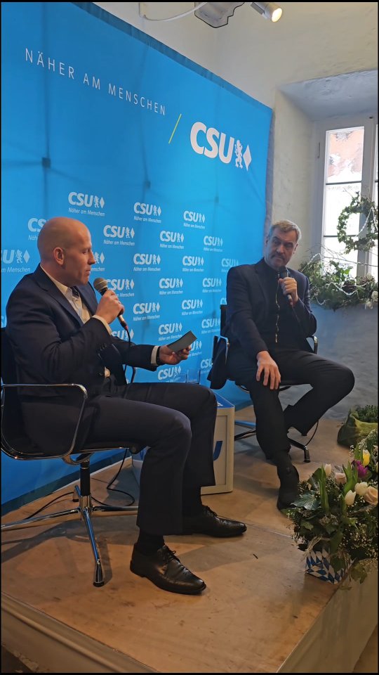 Ministerpräsident Dr. Markus Söder war zu Gast beim Jahresempfang der Feuchter CSU, die im Januar ihr 80jähriges Jubiläum und damit auch 80 Jahre Engagement für die Menschen in Feucht und Moosbach feiern konnte.
Viele Gäste aus Wirtschaft, Politik und Kirche, von Vereinen und Organisationen waren gekommen und erlebten im Zeidlerschloss einen interessanten und unterhaltsamen Talk von unserem Bürgermeisterkandidaten Harald Danzl mit Markus Söder, bei dem neben der Politik auch ganz Privates nicht zu kurz kam.
#csufeucht #haralddanzl #csu #marktfeucht #gemeindefeucht