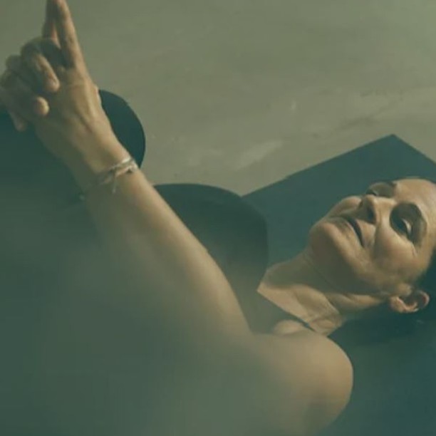 Entspann Dich Yoga & Yoga Nidra mit Niki
Dieser Kurs widmet sich allen, die sich unter der Woche - in der Hektik des Alltags - ein wenig selbst vergessen. Mit harmonisierenden Übungen, die unsere körperliche & mentale Regeneration unterstützen, lernen wir, uns mit unserer inneren Kraftquelle zu verbinden - um der neuen Woche wieder mit Leichtigkeit zu begegnen.
Tauche ab in das yogische Energiekonzept mit meditativen Bewegungs-Flows.
Gezielte Atmung, Entspannungs-Sequenzen und Āsanas lassen dich die tiefen Wirkungen des Yogas erleben.
Yoga Nidra ist eine Form der Meditation, bei der Körper und Geist auf allen Ebenen wirklich entspannen können.
Gönn dir eine Verschnaufpause!
Termin⎪23. November 2024⎪
16 - 18:30 h⎪
Beitrag⎪40€
#bodywork
#businessyoga
#Businesspilates
#anatomie
#pysioglogie
#faszienyoga
#rückkenschulternacken
#taoyinausbildung
#taichioststadt
#qigongoststadt