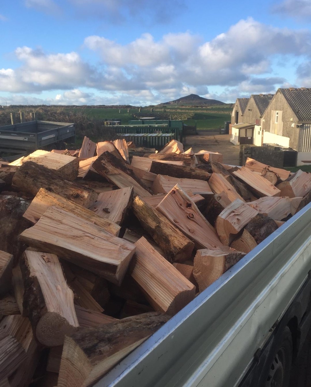 Well seasoned quality firewood is what we do! All of our wood is seasoned to an average moisture content below 25% which makes it perfect for your log burner 🔥🔥🔥
#firewood #logs #logging #wood #bike
#wood #axe #chainsaw #fire #burnwood