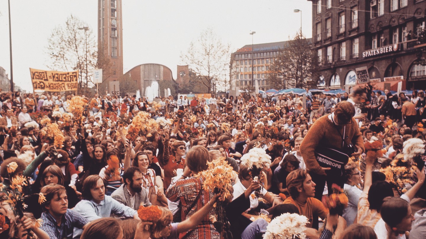 Pour une nouvelle vague qui goûte à la mission! La vision de vagues de jeunes qui vont dans les nations est toujours d’actualité, et JEM en Suisse romande souhaite retrouver sa vocation dans la mobilisation de la jeunesse pour bénir les nations et goûter à la mission. En été 2024, du 20 juillet au 2 août, nous souhaitons emmener un maximum de jeunes au Togo. Plus sous: https://www.jeunesse-en-mission.ch/fr/post/pour-une-nouvelle-vague-qui-go%C3%BBte-%C3%A0-la-mission
For a new wave that tastes mission! The vision of waves of young people going to the nations is still very much alive, and YWAM in French-speaking Switzerland wants to rediscover its vocation in mobilizing youth to bless the nations and taste mission. In the summer of 2024, from July 20 to August 2, we want to take as many young people as possible to Togo. More on: https://www.jeunesse-en-mission.ch/post/for-a-new-wave-that-tastes-mission