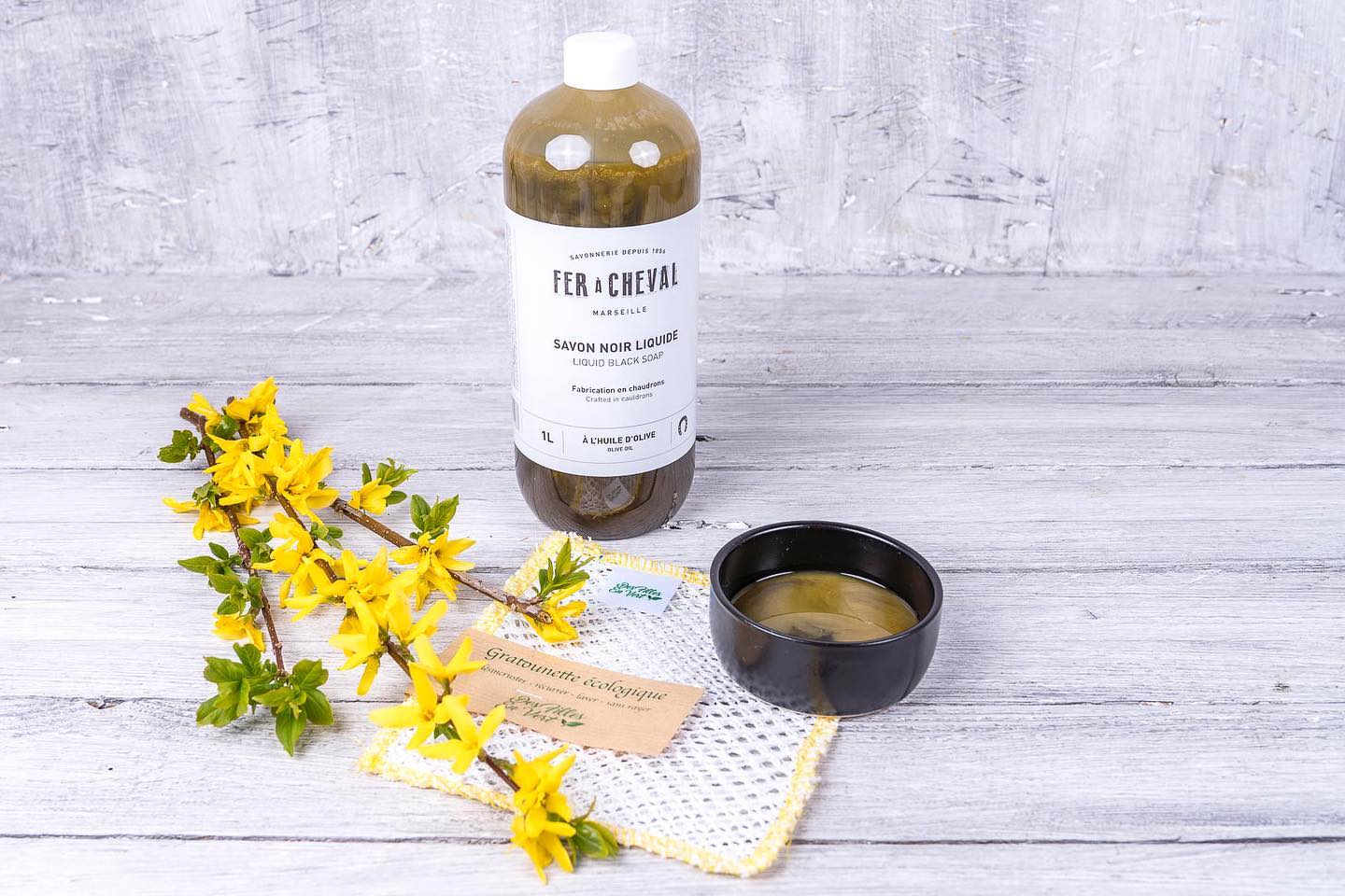 Zoom sur… le savon noir liquide.
Un must have pour un ménage écolo et économique puisque le savon noir liquide peut tout nettoyer ! Carrelage, tomettes, parquet, lino, terrasse… il nettoie tous les sols mais pas seulement.
Barbecue, plancha, four, plaque de cuisson, il est impeccable pour tout astiquer 🧼 !
Avec du bicarbonate de soude, il va se transformer en crème à récurer des plus efficaces.
Il dépanne également comme lessive 👗 et à d’autres tours dans son sac : protège les plantes des pucerons et cochenilles, sert de shampoing doux pour les animaux…
1 bouteille peut vous durer entre 9 mois et 1 an 😍
Un Chemin Vert a choisi le savon noir du Fer à Cheval, l’une des 4 dernières savonneries de France 🇫🇷
Qui d’autre ici a adopté le savon noir ?
Le savon noir liquide est dispo dans la Box Mon ménage au naturel ou dans la Box à composer.
#savon #savonnoir #lessive #menage #menageaunaturel #nettoyage #sols #animaux #cuisine #ecolo #economique #menageclean #sain