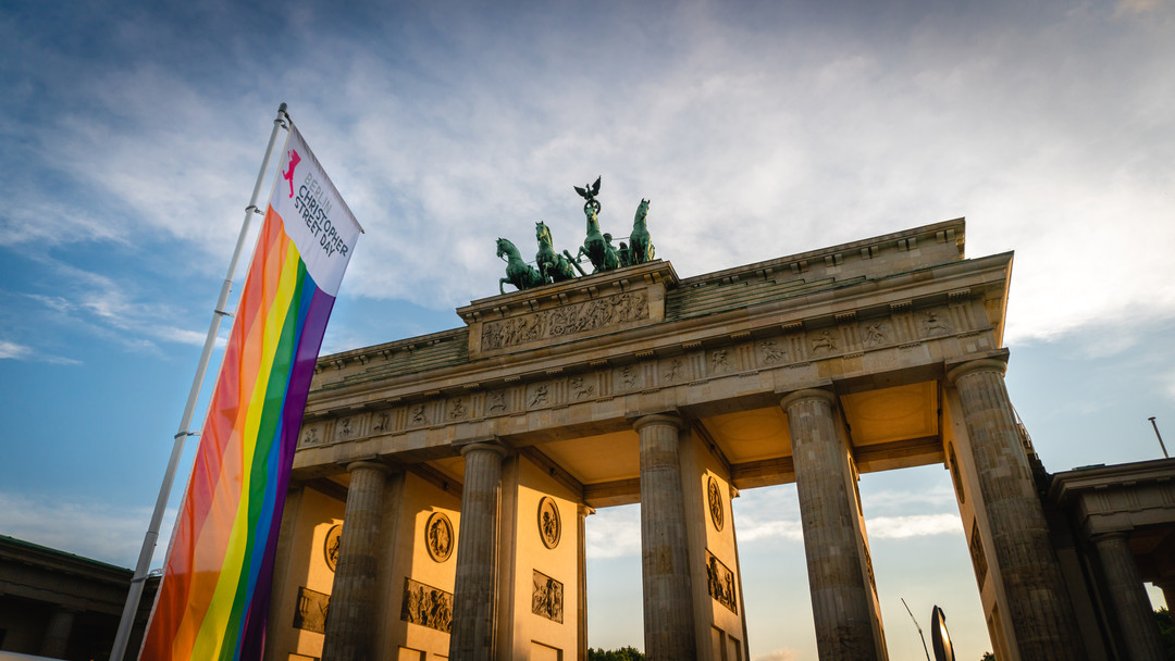 Ever wondered how a monument could reinvent itself more times than Berlin's club scene? 🏛️ The Brandenburg Gate isn’t just "that famous arch thing" — it's a living storybook of peace, victory, division, and unity. From Napoleon’s stolen sculpture to Cold War secrets and beyond, this gate embodies the heart of Berlin’s ever-changing soul. Get up close early in the morning to beat the crowds, and feel the layers of history beneath your feet. 📸✨ Discover the real stories behind the photos and see Berlin through the eyes of insiders. Link in bio! #BerlinHistory #LocalBerlin #Travel2Berlin #HiddenBerlin #CulturalGems #ExploreBerlin #AuthenticTravel #BerlinStories
