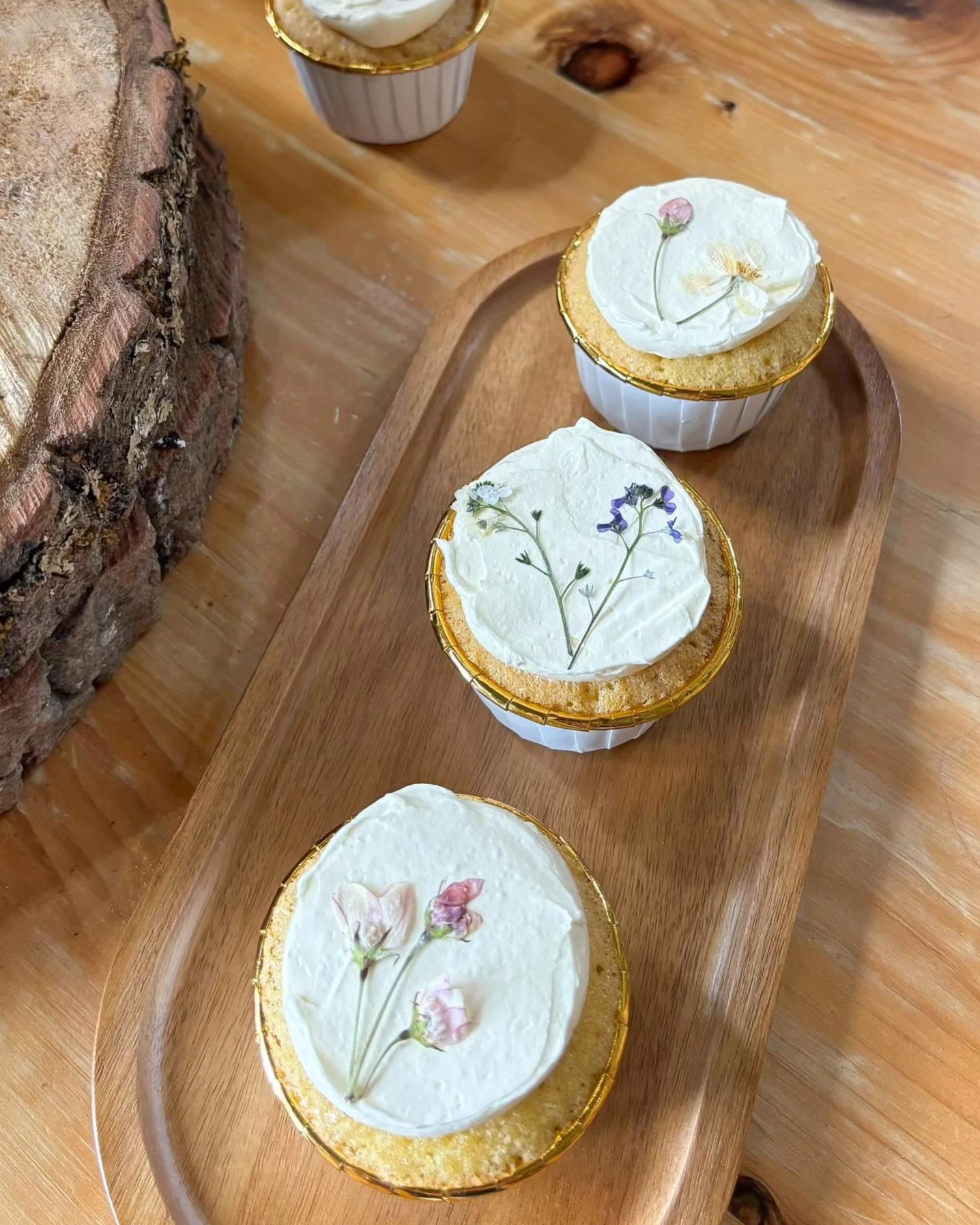 Beautiful little cupcakes decorated with delicate Forget me nots and Crab Apple blossom.
Thank you so much to @carascreativecakes for sharing this picture, just one of many amazing creations.
#cupcakes
#edibleflowercake
#pressededibleflowers
#pressedflowercake