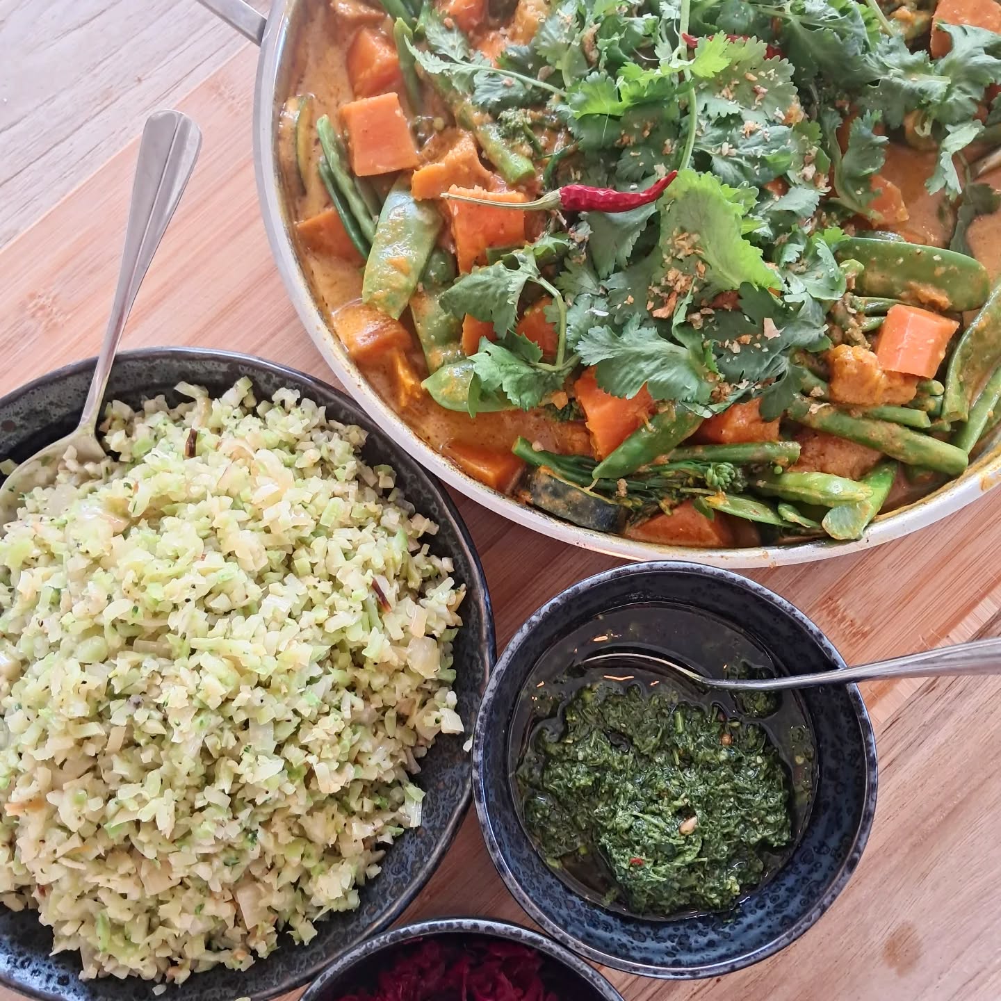 Nourishing & Elegant
A bowl of summer comfort 🌞
My vibrant summer curry with broccoli, cauliflower rice, and salsa verde, mixed root vegetables simmered in warming spices and a silky coconut cream broth. Nourishing, colourful, and deeply satisfying.
#CateringDoneRight #foodonretreat #FoodFromScratch #Catering #preservativefree retreatcook