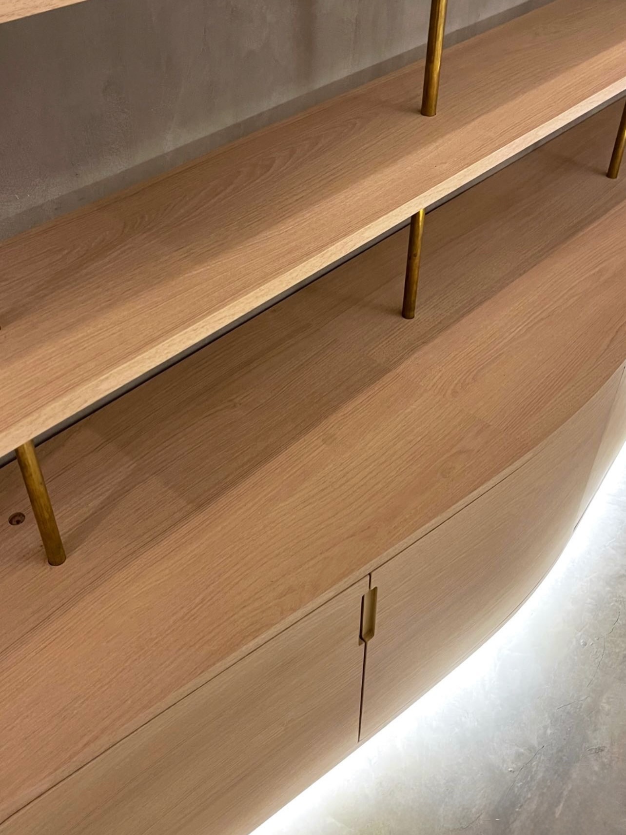 Meşenin doğal sıcaklığı, pirinç detayların ışıltısı ve betonun soğuk karakteriyle birleşiyor.
#ÇelebiArchitecture #ÇelebiMimarlık #Interiordesign #homedesign #LuxuryInterior