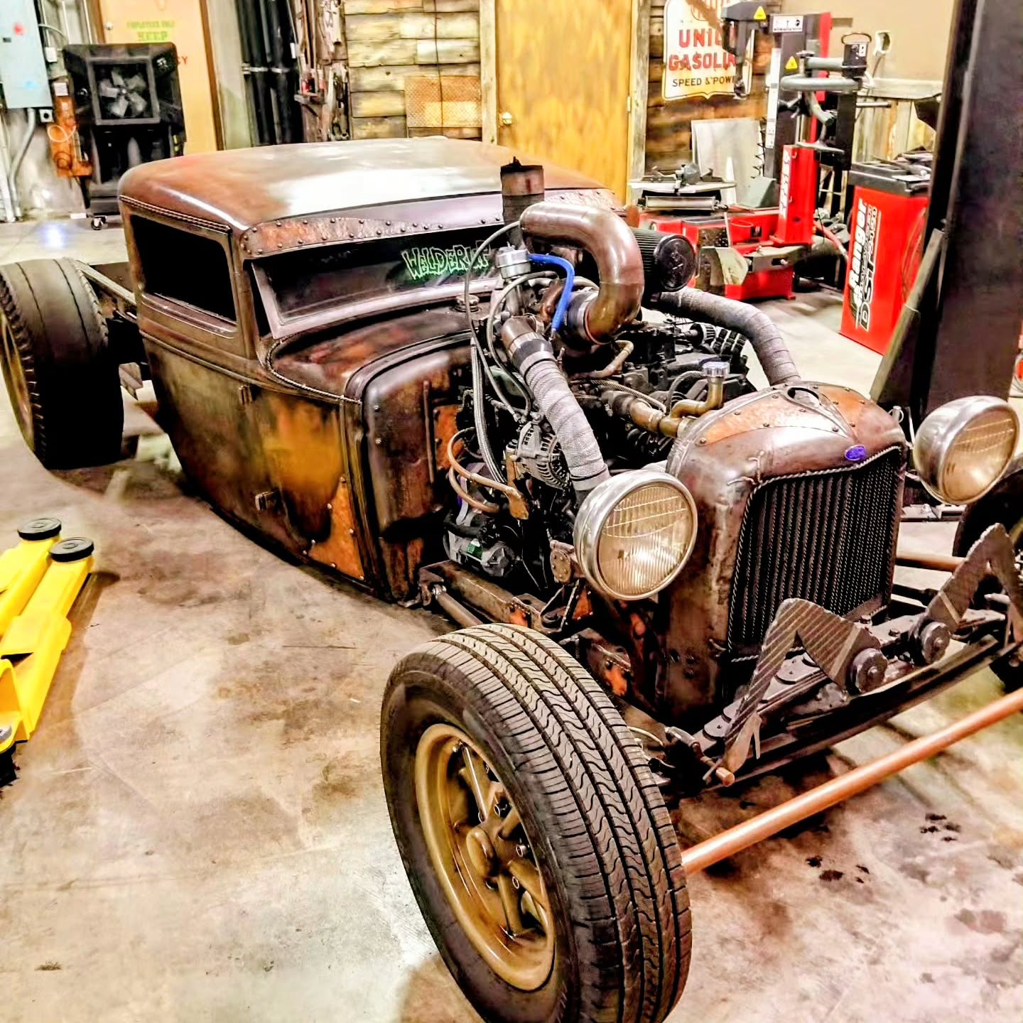Cartucky meets Vegas style. Straight out of @welderupvegas, this chopped, turbo-fed monster looks like it rolled out of a postâapocalyptic movie.
Rust, rivets, and raw boost â no paint, no apologies, just attitude.
Canât wait to see this thing terrorize the streets and steal every show it rolls into.#Cartucky #WelderUp #RatRod #HotRod #Boosted KentuckyCarCulture ShopLife