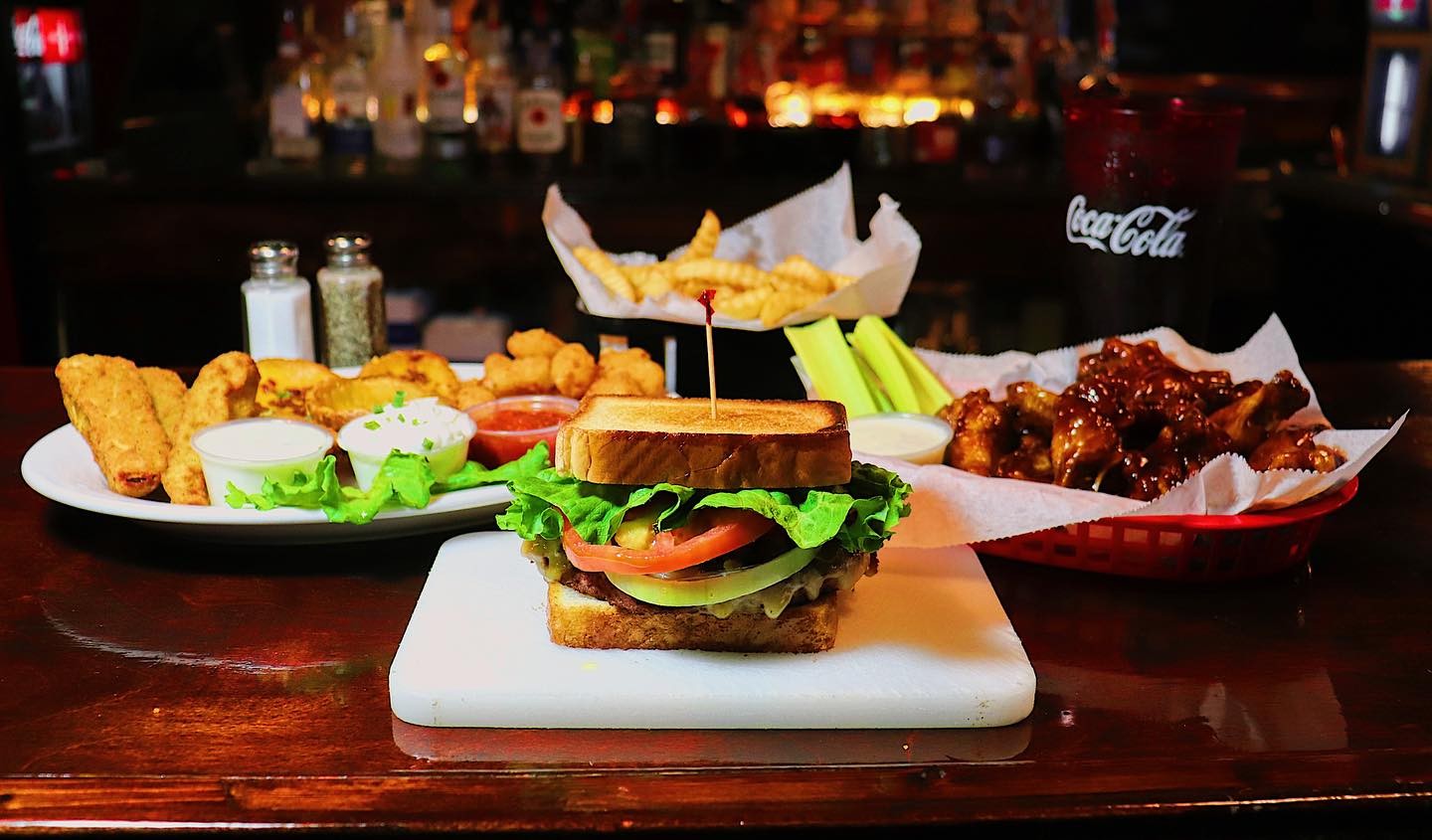 Come to 1 More to ๐พ๐๐ค๐ฌ ๐ฟ๐ค๐ฌ๐ฃ on some of the best bar food around ๐๐ค๐ฌ๐ฃ! ๐๐
From burgers, to quesadillas, and to chicken sandwiches, ๐๐โ๐ซ๐ ๐๐ค๐ฉ ๐๐ฉ ๐๐ก๐ก โ๏ธ