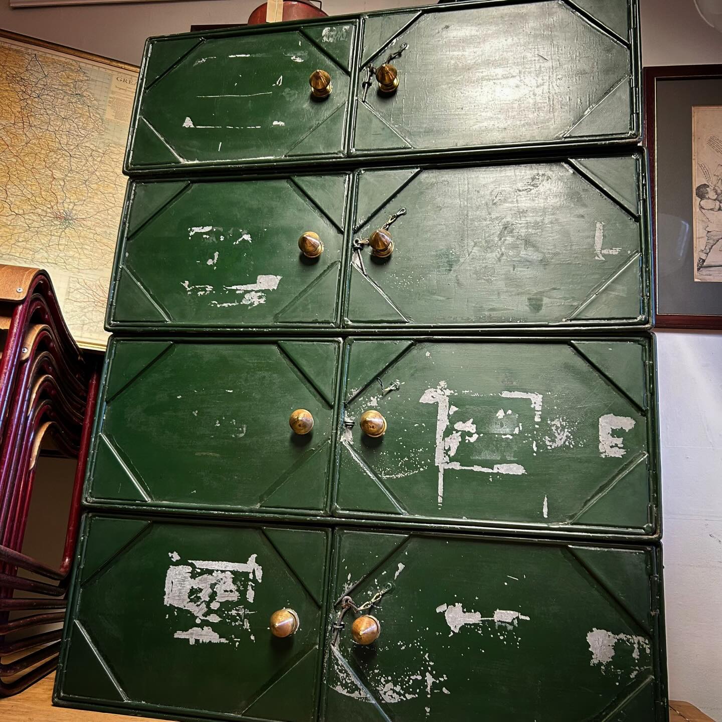 H 121 x W 91 x D 46 cm