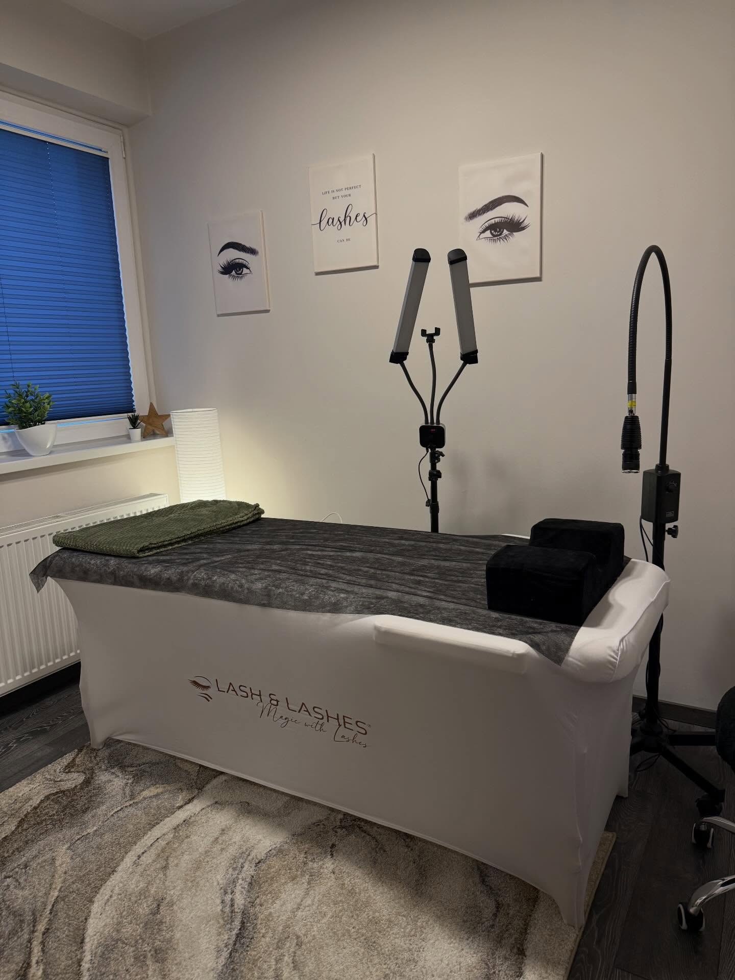 ✨ SAJÁT KEZELŐHELYISÉGET KERESSEL? MEGTALÁLTAD. ✨
Igényesen berendezett, önálló kezelőhelyiség kiadó egy rendezett, nyugodt hangulatú szalonban –
szépségipari vagy alternatív terápiával foglalkozó szakember részére.
💆♀️ Tökéletes választás, ha:
szempillaépítő, sminkes, arckezelő specialista, természetgyógyász, talpreflexológus vagy akupunktúrás kezelő vagy –
és fontos számodra a minőségi környezet és a nyugalom.
🪞 Amit kapsz:
✔️ professzionális kezelőágy
✔️ erős, állítható világítás
✔️ modern, letisztult enteriőr
✔️ csendes, vendégbarát környezet
📍 Könnyen megközelíthető, kulturált szalon
📅 Bérlés kizárólag havi konstrukcióban + rezsi
📩 Érdeklődés privát üzenetben
✨ Dolgozz olyan térben, ami a munkád színvonalát tükrözi.