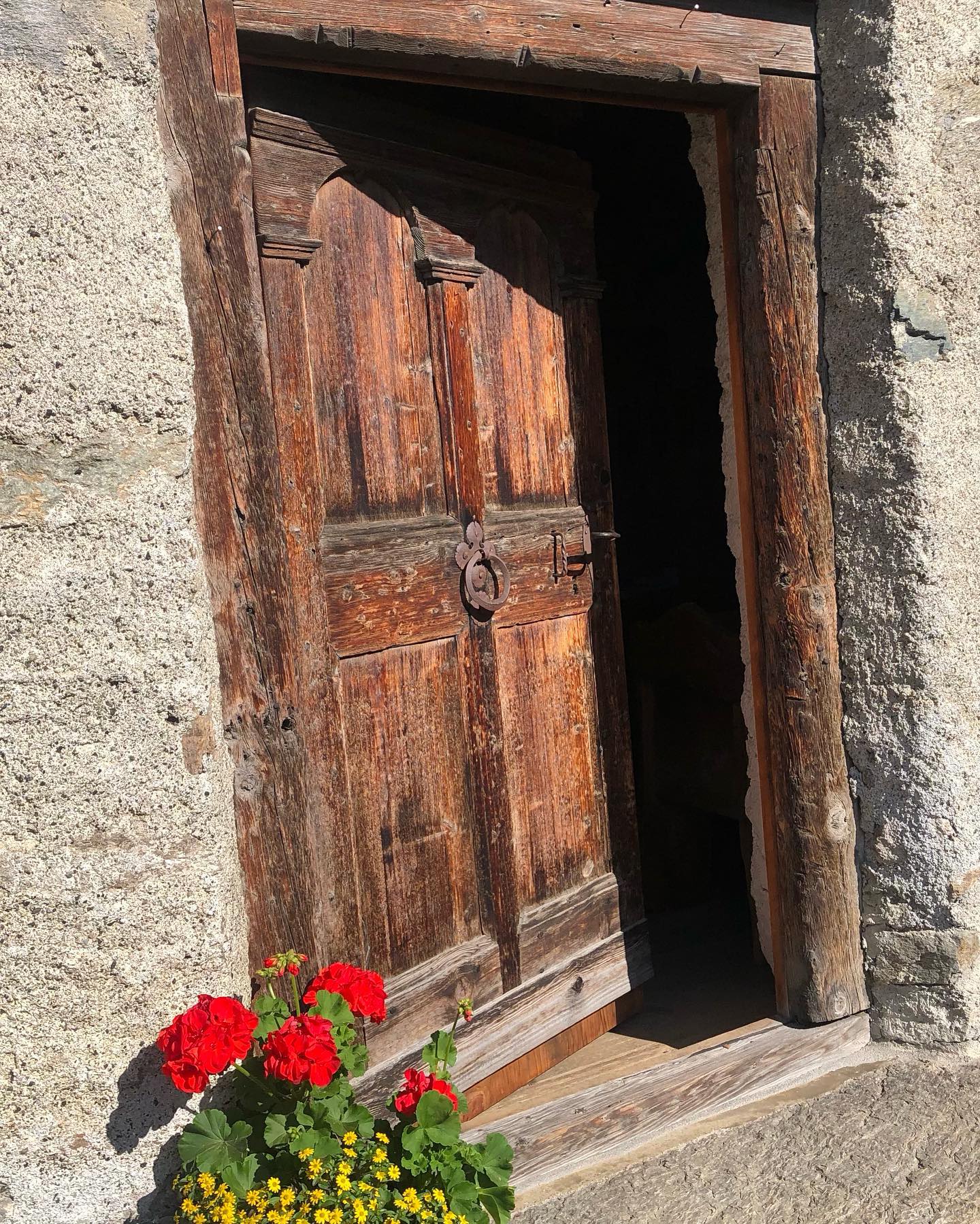 das Museum öffnet heute Nachmittag von 15.00-17.00 Uhr seine Türen 🏠🌲🚪🗝️ es gibt wieder frisches Brot und Zopf aus dem Holzofen🥖🍞#heimatmuseum#nutlihüschi#heimatliebe#walserkultur#regional#frischesbrot#selbstgemacht#klosters#prättigau#graubünden
