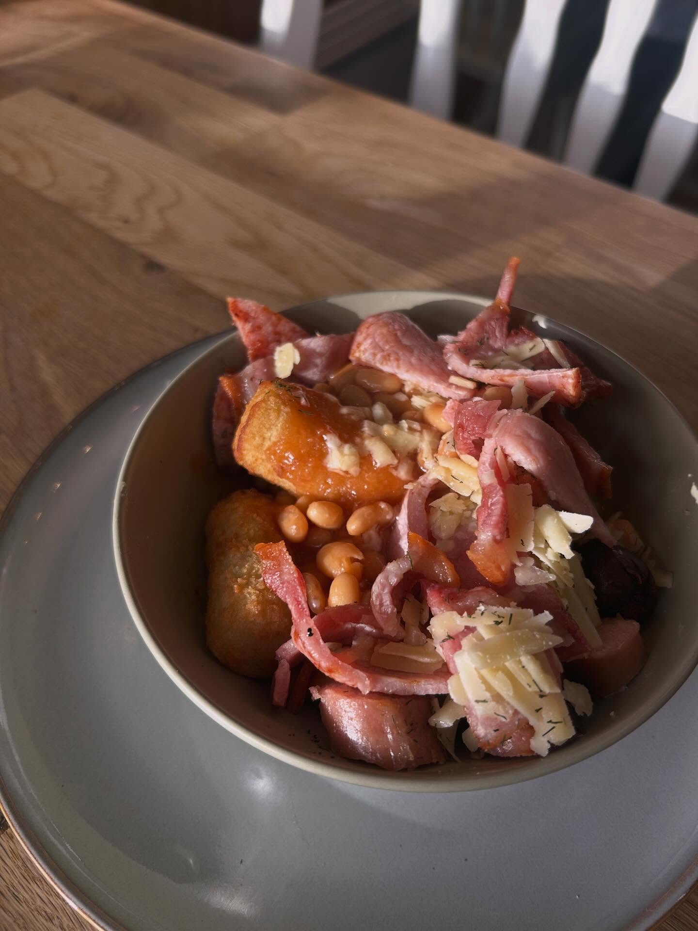 ☀️☀️
Treat yourself to an all day breakfast today 🥳
We’ve just tried the croquette bowl that’s on our specials today: potato croquettes topped with beans, cheese, bacon & sausage 😍 delicious 🤤
We also have a peri peri loaded pitta & salad that’s reallly popular at the moment!
WEEKEND BAKES:
•Choc mousse cake
•Biscoff cake
•Jammie dodger cornflake bar
•Blueberry jam Victoria sponge (GF VE)
•Old skool cake
•Twix loaded brownies