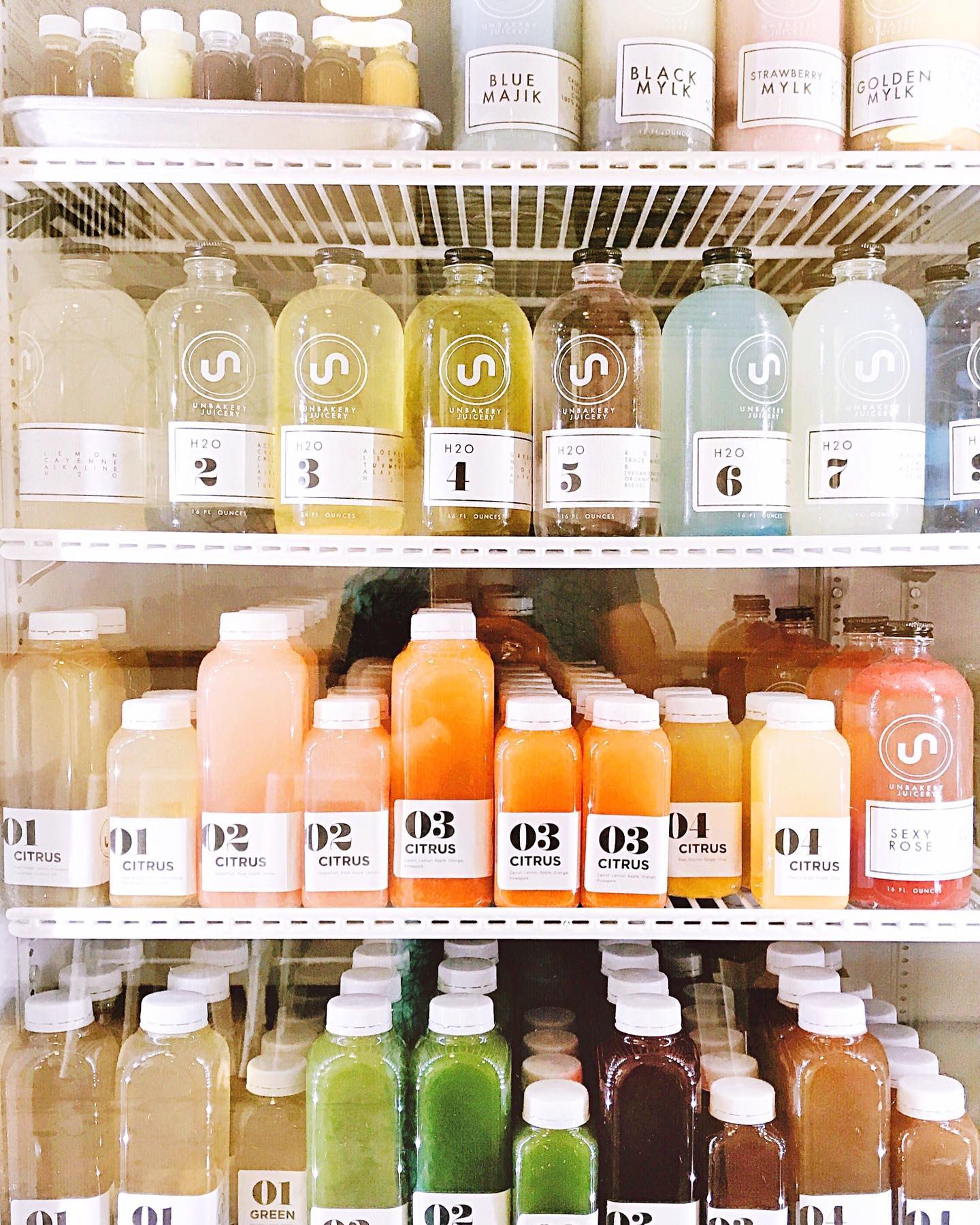 Wie gesund ist regelmässiges Fasten und Saftkuren?
Diese Frage wird mir oft gestellt 🤷♀️
…werde dir bewusst, welche Absicht dahinter steckt!
Möchtest du ein- bis zweimal im Jahr ein paar Tage fasten um deine Verdauung zu entlasten und den Körper zu entschlacken, dann spricht nichts dagegen. Erhoffst du dir dadurch jedoch eine dauerhafte Gewichtsabnahme, dann rate ich davon ab 👆🏻
➡️ Bei einer drastischen Einschränkung der Energiezufuhr kommt es häufiger zu Heisshungeranfällen, Kontrollverlust bis hin zu Symptomen einer Essstörung. Du verlierst verstärkt an Muskelmasse und dadurch reduziert sich dein Energieumsatz enorm. Proteinmangel und wenig Bewegung verstärken dies und nach jeder Kur folgt der berühmte Jojo-Effekt, oft sogar über das Ausgangsgewicht hinaus 🤦♀️
Wiederholt sich dies mehrmals, steigt das Gewicht mehr und mehr und dein Stoffwechsel ist total aus dem Gleichgewicht und träge❗️
🤰🏼Bei Frauen kann regelmässiges Fasten sogar zu einem Ungleichgewicht im Hormonhaushalt führen. Der Körper befindet sich in einer Hungersnot und benötigt die Energie zur Produktion der Stresshormone. Andere Hormone sind so auf Sparflamme. Menstruationszyklus und Fruchtbarkeit werden so negativ beeinflusst und die Fortpflanzungsfunktion steht nicht mehr im Fokus.
Hast du weitere Fragen?
Gerne unterstütze ich dich auf deinem Weg zu einer langfristigen Ernährungsumstellung 🤍