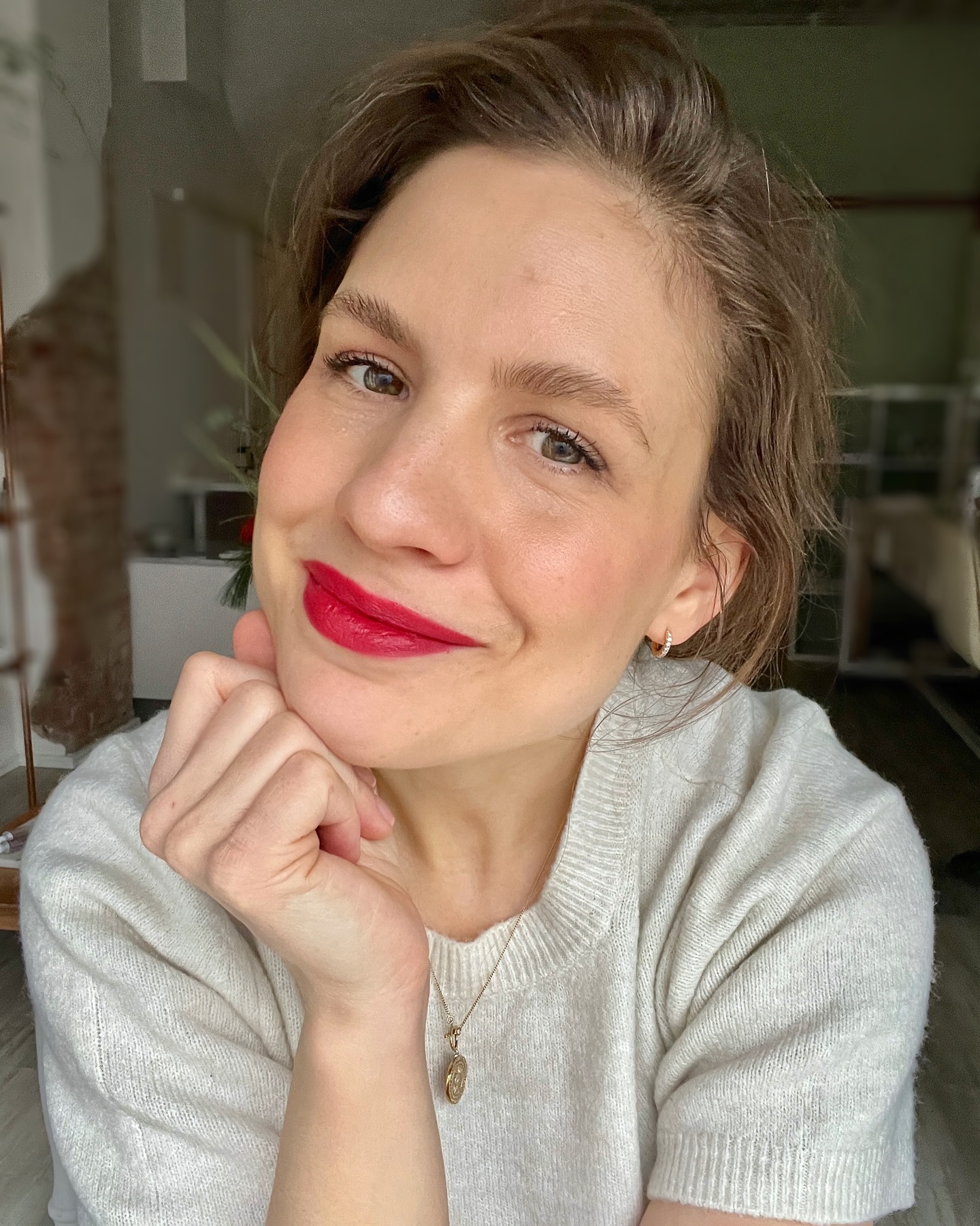 Danke an euch alle ❤️
Wow, schon wieder ein Jahr um und es ist Weihnachten- echt Wahnsinn. Dieses Jahr war für viele manchmal sehr herausfordernd, auch für mich. Monate oder Wochen die sich sehr schwer angefühlt haben. Und dann wieder Momente voller Glück, Herz und Verbindung- viele davon sind auch im Studio gewesen natürlich 🥰. Momente, die ich dieses Jahr ganz besonders gespeichert habe🙏🏻.
Ich möchte auch dieses Jahr einmal danke sagen an euch, die hier schon so lange oder auch neuer dabei sind 🫶🏻. Danke für den Austausch hier, und eure Unterstützung, Inspiration und oft sehr lieben Nachrichten und Worte. Das bedeutet mir wirklich viel❤️.
Danke an meine tollsten Kundinnen auch in diesem Jahr. Ihr seid mutig, wunderschön und strahlend!✨🫶🏻
Ich wünsche euch allen ein schönes Weihnachtsfest und gleichzeitig denke ich auch an alle, für die diese Zeit besonders schwer und herausfordernd ist.❤️
Wir sehen uns hier nach den Feiertagen wieder🫶🏻 - alles liebe,
Lisa ❤️
#naturkosmetik #mindfulbeauty #conciousbeauty#beautyinsideout #organicmakeupartist #naturalbeauty #schönheit #cleanbeauty #beautycoaching #cleanbeauty #weihnachten #greenbeauty #mindfulbeauty #verbindung