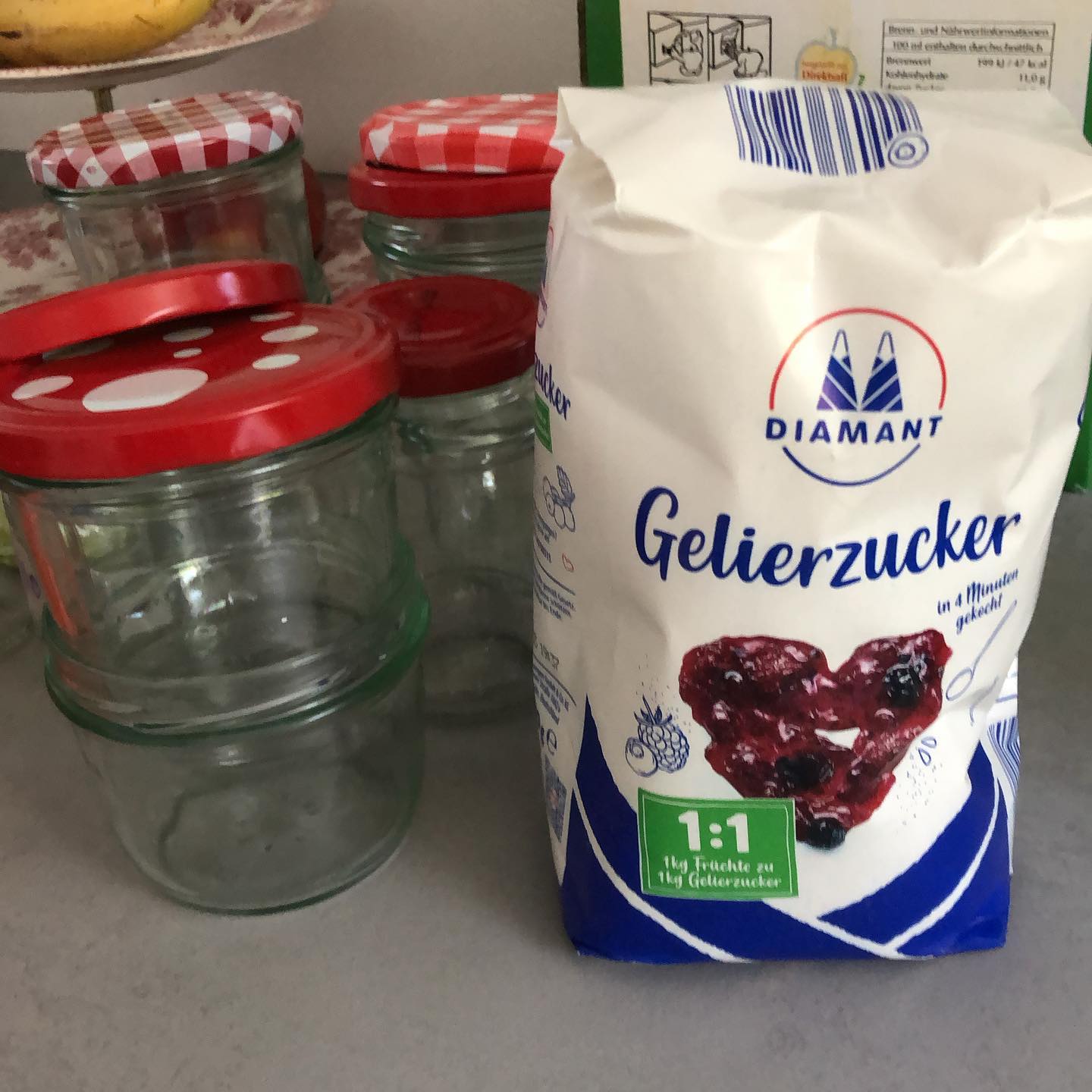 Apropos Einweg und Mehrwegflasche. Wir machen heute Marmelade selbst ohne Konservierungsstoffe und dafür mit Einmachgläsern, die wir wiederverwenden. #lecker #marmelade #artenschutz #kinderbuchblogger