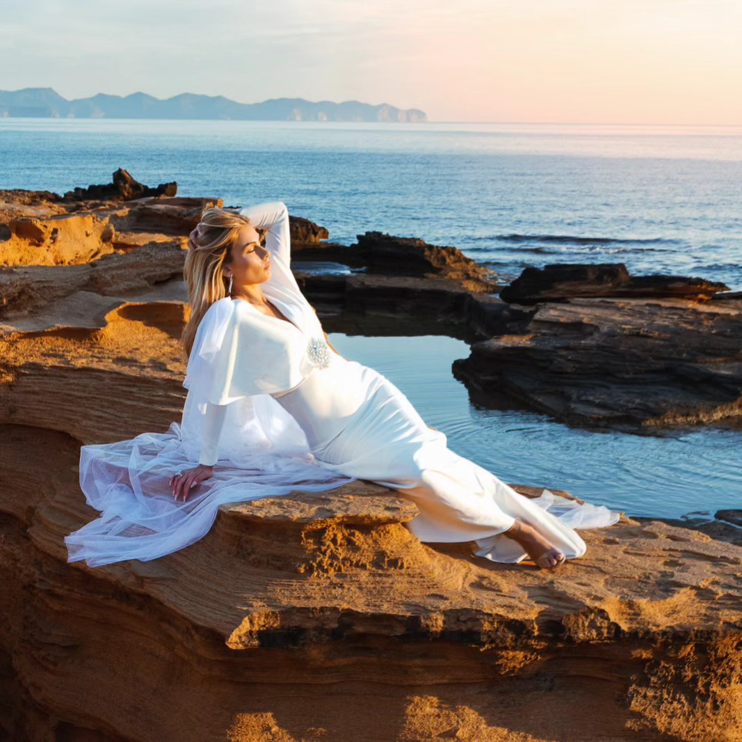 "Wie eine Braut, die auf den Sonnenaufgang blickt, beginne die Woche mit Zuversicht und Gelassenheit."
Ich hatte heute viele To-Dos auf meiner Liste und über den Tag sind mehr und mehr Aufgaben an mich herangetragen worden. Trotz der zusätzlichen Aufgaben und Anforderungen, wünsche ich mir immer ein Stückchen Zuversicht und Gelassenheiit bei jeder kleinen oder großen Herausforderung. Neue Aufgaben und neue Herausforderungen sind immer auch eine neue Chancen über sich hinaus zu wachsen 🥳 🙌
Wie bist du heute in die neue Woche gestartet? Let me know in the comments.
*Und falls du eine nicht so leichten Start in die neue Woche hattest, lass den Abend gemütlich ausklingen.
#braut #styledshooting #Hochzeitsmomente #hochzeitsfotografie #hochzeitsfotograf #Weddingvibes #elegance #standesamtaltona #standesamteimsbüttel #standesamtbergedorf