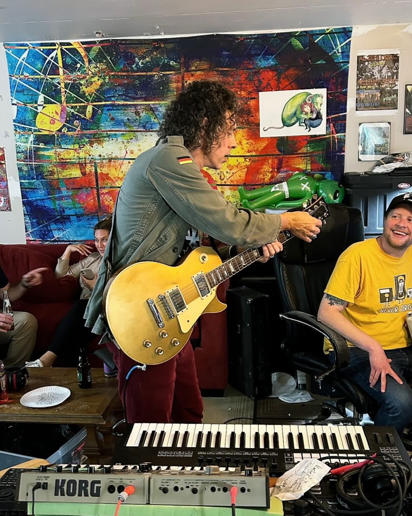 Throwing down some tasters for the upcoming release with the help of T-J0N35, Miller High Life, Aperol, and a killer 1979 goldtop courtesy of @flyjoseph
•
•
•
•
#aliendrag #indierock #noisepop #americanunderground #bostonmusic #northshoremusic #rocknroll #rock #indie #recording #recordingstudio @millerhighlife @aperolusa #goldtop #goldtoplespaul #lespaul @gibsonguitar