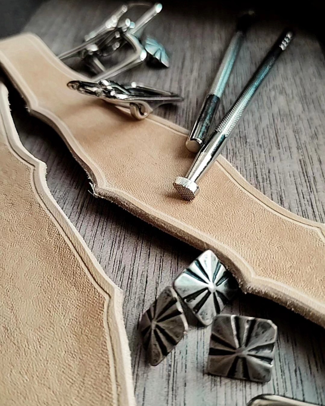 Work in progress
Achter de schermen foto van het maakproces van een paardenhalster.
✔️ Ontwerp maken en uitsnijden
✔️ Kanten bijsnijden
✔️ Decoratieve groef snijden
✔️ Reliëf toolen
✔️ Keuze decoratieve revetten en gespen
Volgende stap: Verven!
#atelierbyerica #leatherwork #leathercraft #localartist #horsetack #handmade