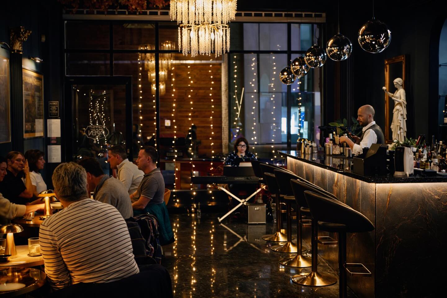 Golden lights, smooth melodies, and cocktails crafted to perfection. 🍸✨
Where jazz sets the mood and the night flows effortlessly.
#CocktailBar #LiveJazz #JazzNight #Richmond #CocktailsAndJazz