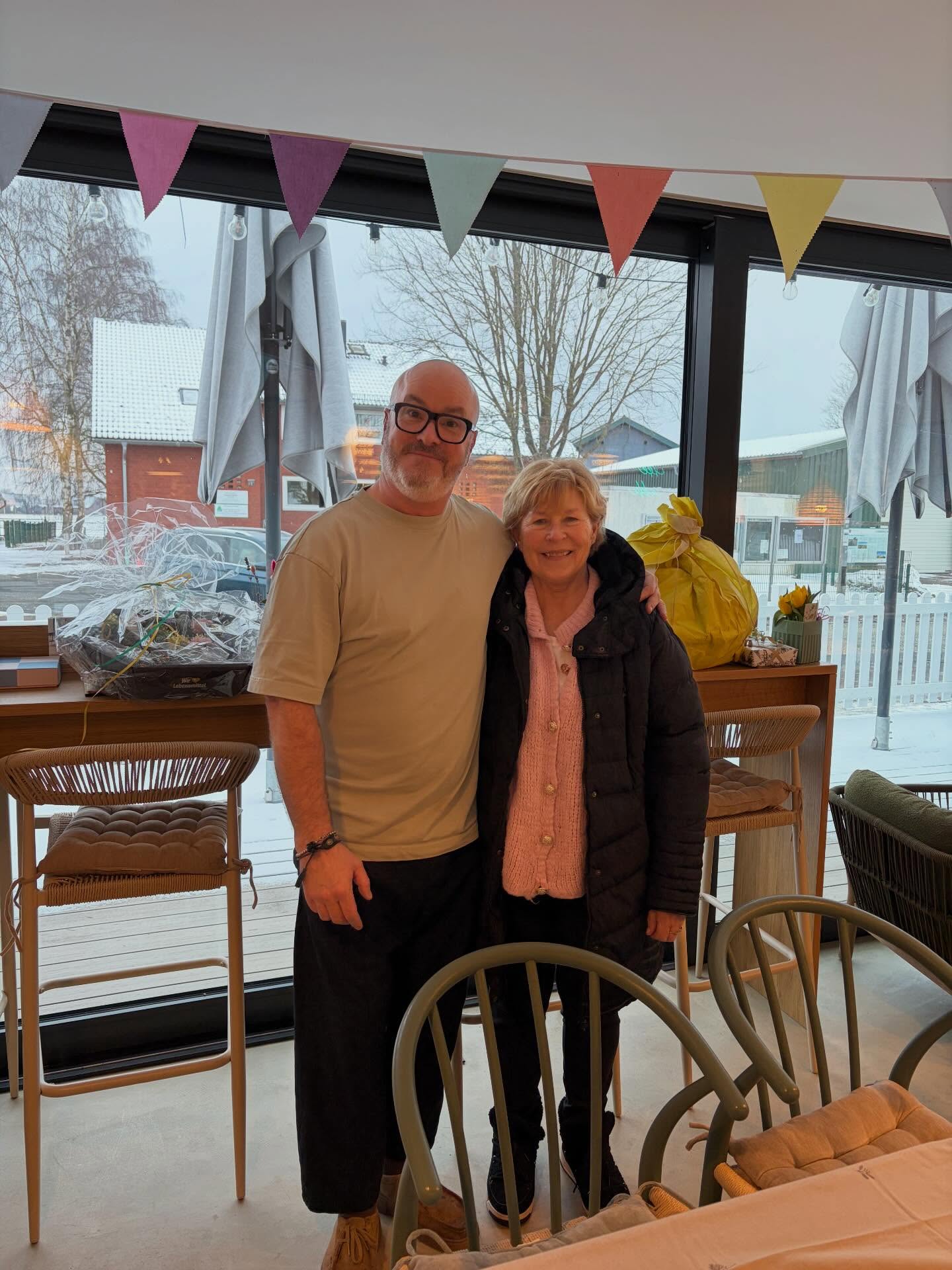 Liebe Moni, so wunderbar, dass Du heute Deinen Geburtstag bei uns gefeiert hast. Glücklich macht uns, dass die Zeit bei uns „sensationell toll“ für Dich und Deine 34 Gäste war. Vom BRUNSWIG Frühstück über Bratkartoffeln, Roastbeef, Putenbrust und einem winterlichen Salat bis hin zu feinsten Torten war alles da. Genau für Gäste wie Euch machen wir das. Es war uns eine große Freude. Auf ganz bald 🤩. Dein Team BRUNSWIG 1871 #brunswig1871 #todendorf #caféliebe #dasguteliegtsonah