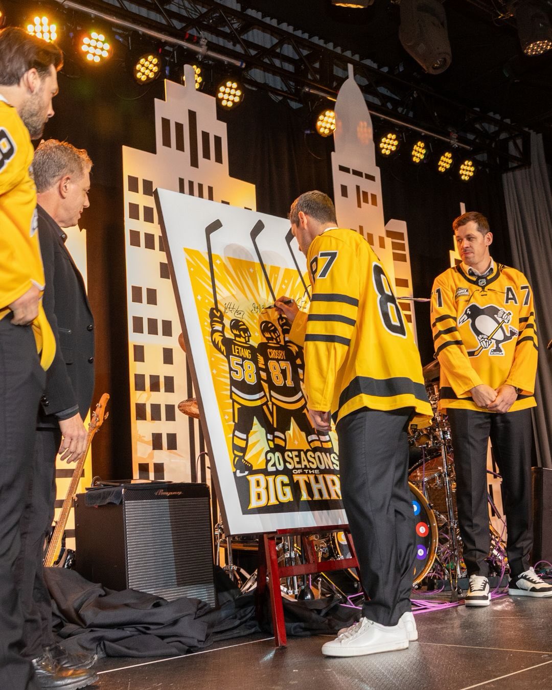 More moments from the 7th annual @pensfoundation Night of Assists presented by @highmarkbluecrossblueshield 🐧
From months of planning and mockups to production and execution, we’re so grateful for the opportunity to design this charity gala each year.
Thank you always to our incredible team, and to the Pittsburgh Penguins Foundation for this collaboration 🖤💛
#yinzer #pittsburghpenguins #eventdesign
