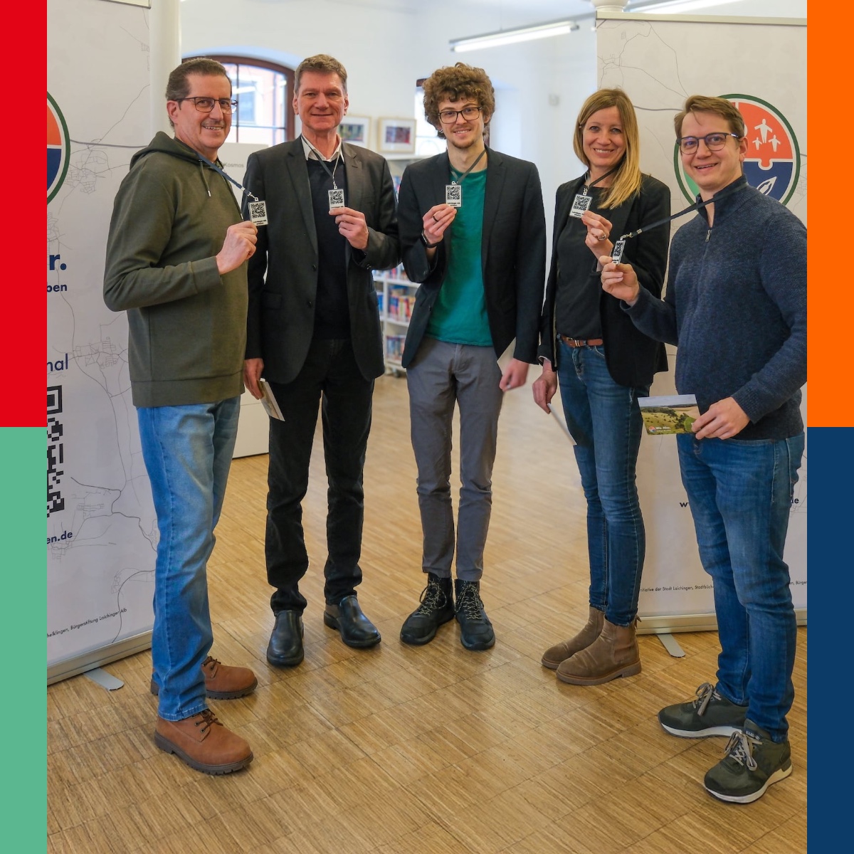 Die Macher des neuen WhatsApp-Kanals „Wir. Hier.“ stellen sich vor. Mit einer gemeinsamen Initiative haben sie diesen Kanal zur Verbesserung der Kommunikation auf der Laichinger Alb in Angriff genommen und umgesetzt (v.l.).
🟠 Ralf Schiffbauer
Bürgerstiftung Laichinger Alb
🔵 Klaus Kaufmann
Bürgermeister der Stadt Laichingen
🔵 Niclas Märker
Stadt Laichingen Tourismus
🟢 Marion König
Stadtbücherei Laichingen
🔴 Johannes Kern
vhs Laichingen - Blaubeuren - Schelklingen
Treffen Sie die Macher vor Ort. Sie freuen sich auf die Premiere und feiern mit Ihnen gemeinsam den Start des neuen WhatsApp-Kanals.
📅 Freitag, 06.02.2026, 18:00 Uhr
📍 Duceyer Platz, Laichingen #laichingeralb #albdonaukreis #whatsappkanal