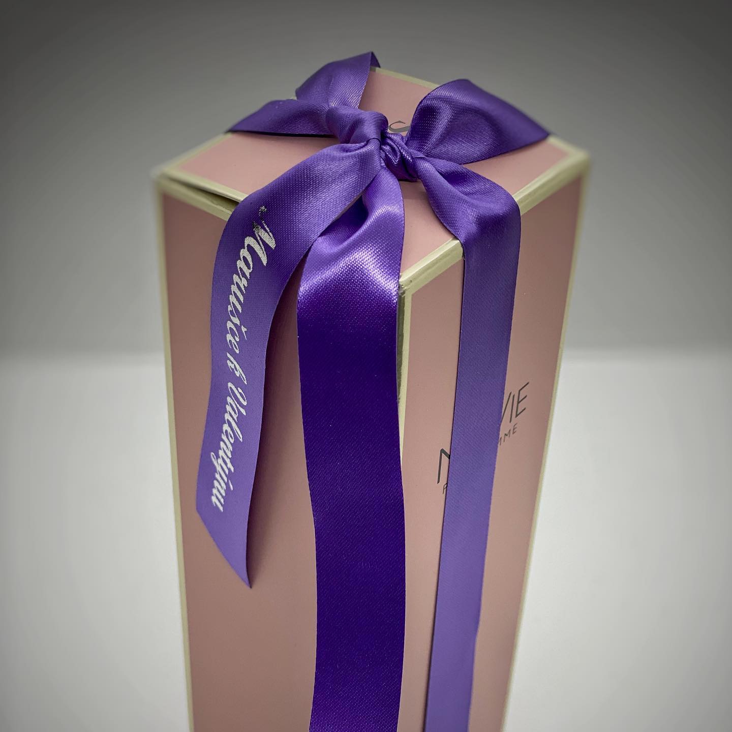 Valentýn ❤️ se blíží, žádejte ve svých lokálních oblíbených prodejnách saténové stuhy s vlastním individuálním potiskem... Zkrátka řekněte to letos stuhou... 🎗 #reknitostuhou #parfumerie #valentyn2020 #potisk #stuhyspotiskem #individualni #vlastnitext #stuha #darek #gift #ribbonprinting