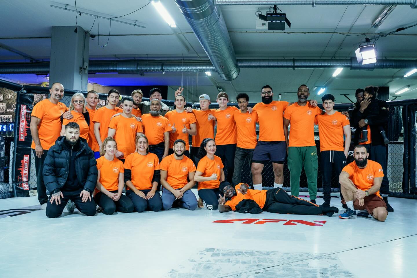 Vilket fantastiskt Öppet Hus! 🌟
Stort tack till alla er som kom och förgyllde vår dag. Träning, glädje och gemenskap i härlig kombination. Men framför allt – vad vore vi utan våra fantastiska coacher, våra profiler, vår personal och alla våra vänner som bidrar till denna dag? Ingenting. Ett varmt tack till er ALLA! ❤️
(Några nämnda men ingen glömd) ❤️
📸 @romus_sport_photo