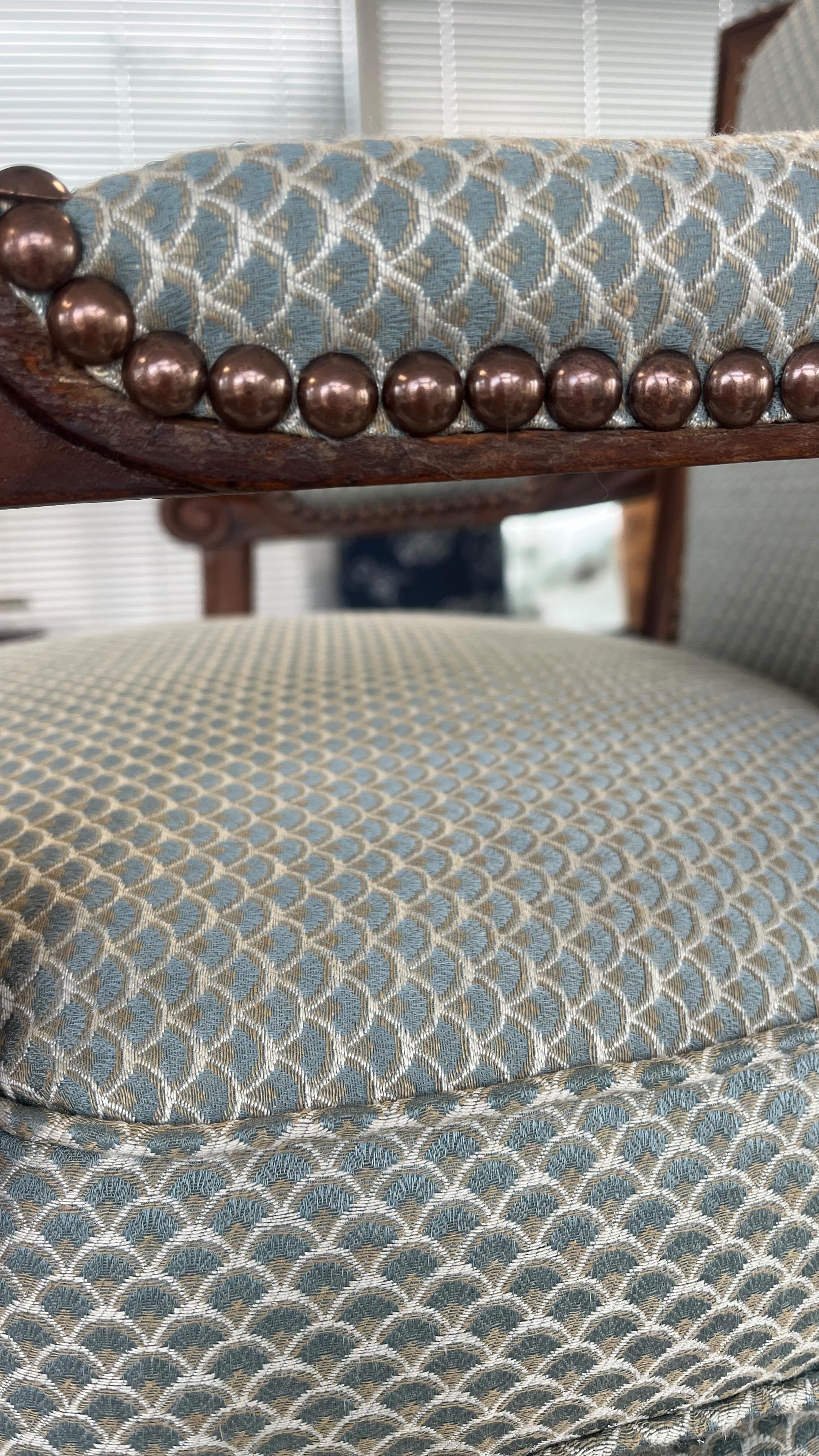 Changement de couverture pour cette paire de bergère d’époque Louis Louis XVI. Après quelques péripéties sur le tissu choisi au départ , le tissu turgot de chez @nobilis_paris a été choisi . Finition clous décoratifs bruni . #cabriolets #louisxvi #tapissierdecorateur #artisanatfrancais