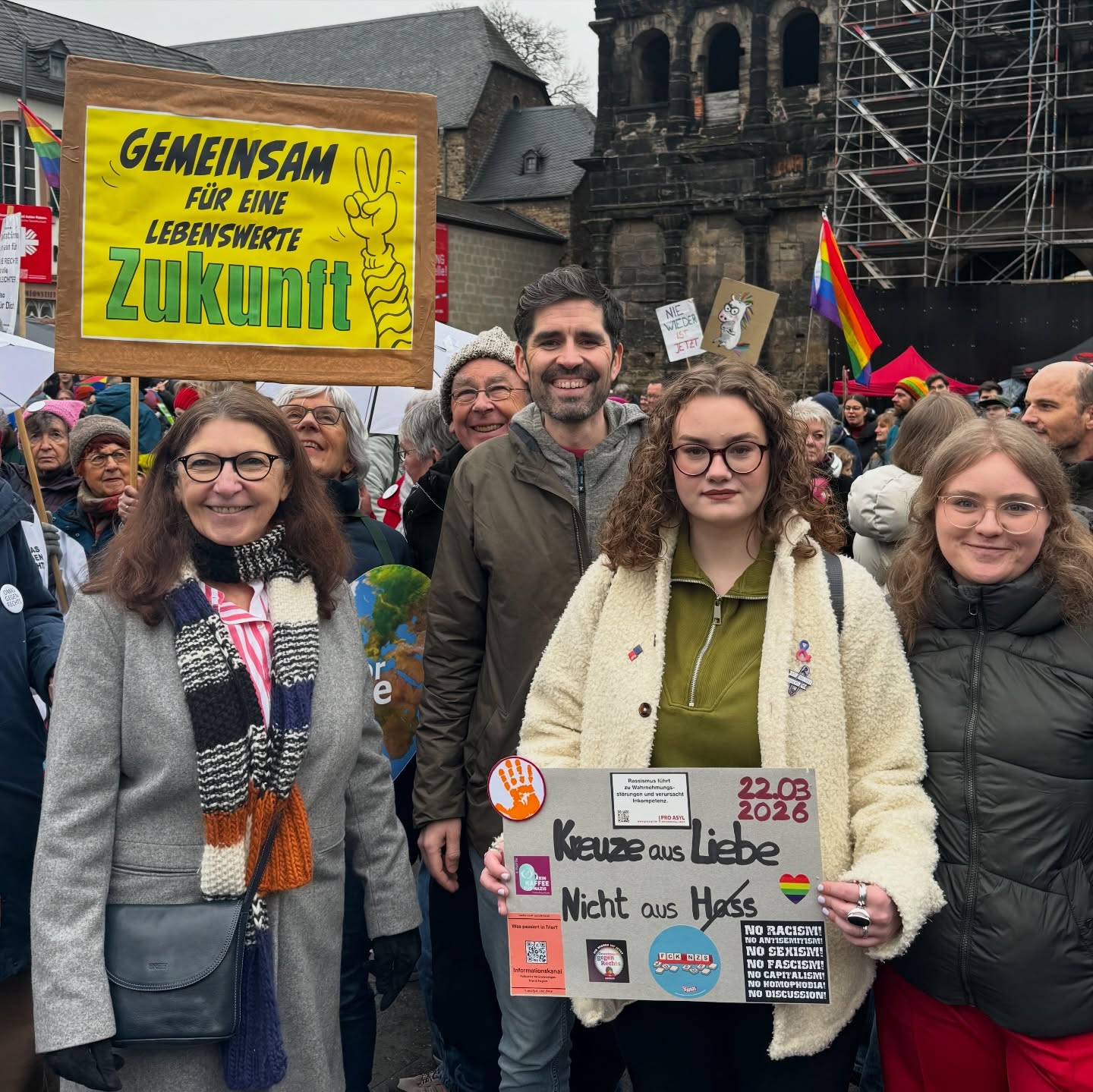 Gemeinsam stark steht Trier für Freiheit, Vielfalt und Demokratie. Danke allen, die heute wieder zeigen wie stark Trier für Menschlichkeit steht!
#trier #demokratie #menschlichkeit #omasgegenrechts #sventeuber