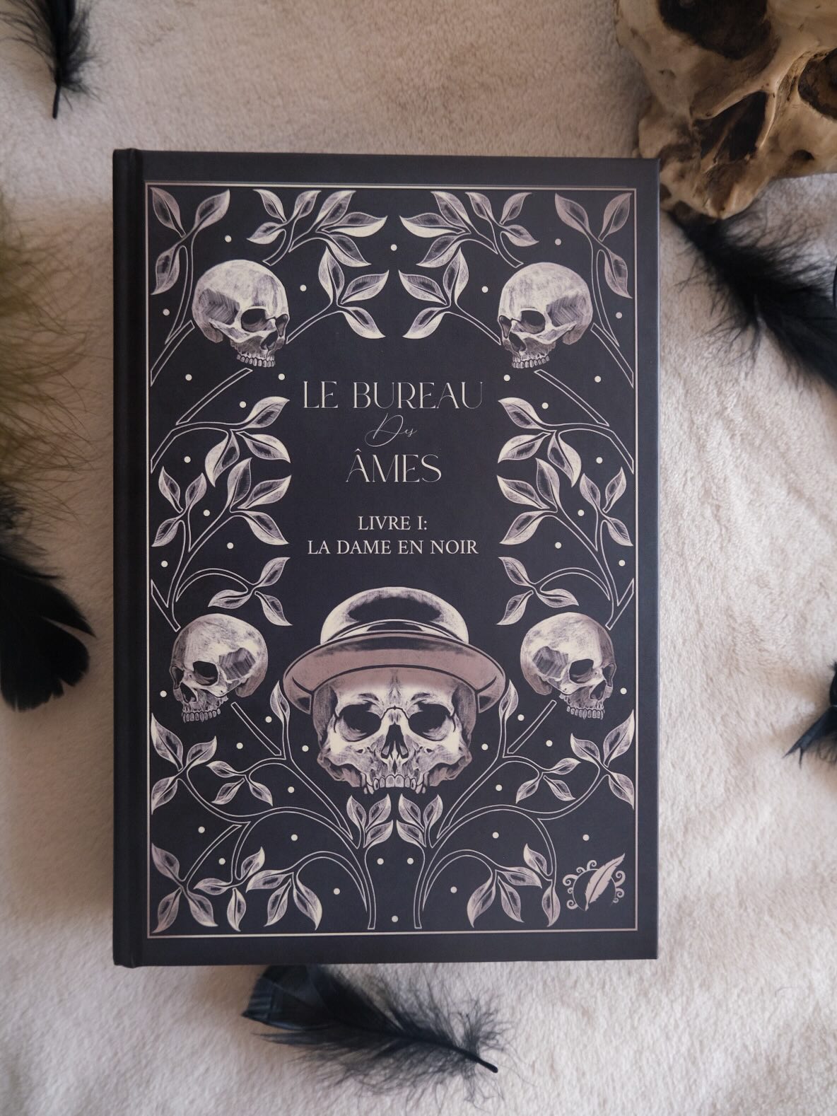 🥀 L’ésotérisme dans le Bureau des âmes (publié aux @editions_octoquill) 🥀
Ce qui caractérise le Bureau, c’est sa dualité : Prudence et Mathieu, la vie et la mort, le rationnel et la fantasy. Ayant déjà publié un post sur la satire sociale dans la trilogie, je me devais de vous parler d’ésotérisme, une discipline qui berce la saga de bien des manières.
Êtes-vous familier avec le concept ?
Mots-clés : le bureau des âmes - thriller fantastique - roman new adult - saga française - autrice française - ésotérisme - paranormal - vie après la mort - enquête policière
Hashtags: #esoterisme #fantasy #bookstagramfr #litteraturedelimaginaire #sfff