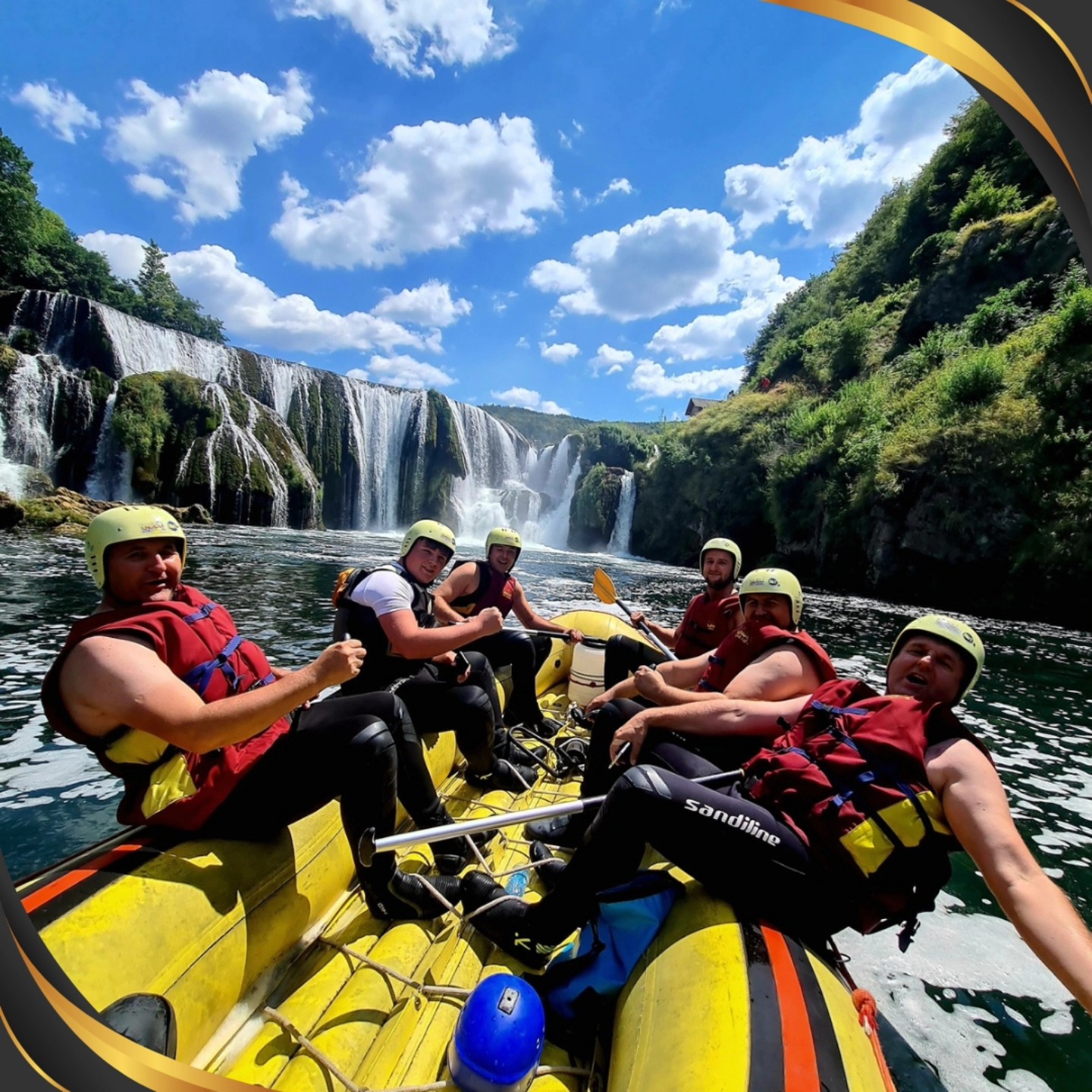 Nudimo Vam kompletno, potpuno i nezaboravno iskustvo u dolini rijeke Une.
👉 Profesionalni čamci
👉 Profesionalna oprema
👉 Profesionalni skiperi
👉 Olimpijsko iskustvo
👉 Vrhunski smještaj
👉 Prelijepi Unski pejzaž
👉 Noćni tulum
Zabavni sadržaj
Kompletan Teambuilding
#BijeliUnaRafting #visitbihac #una #raftingavantura #Ljeto2025 #destination