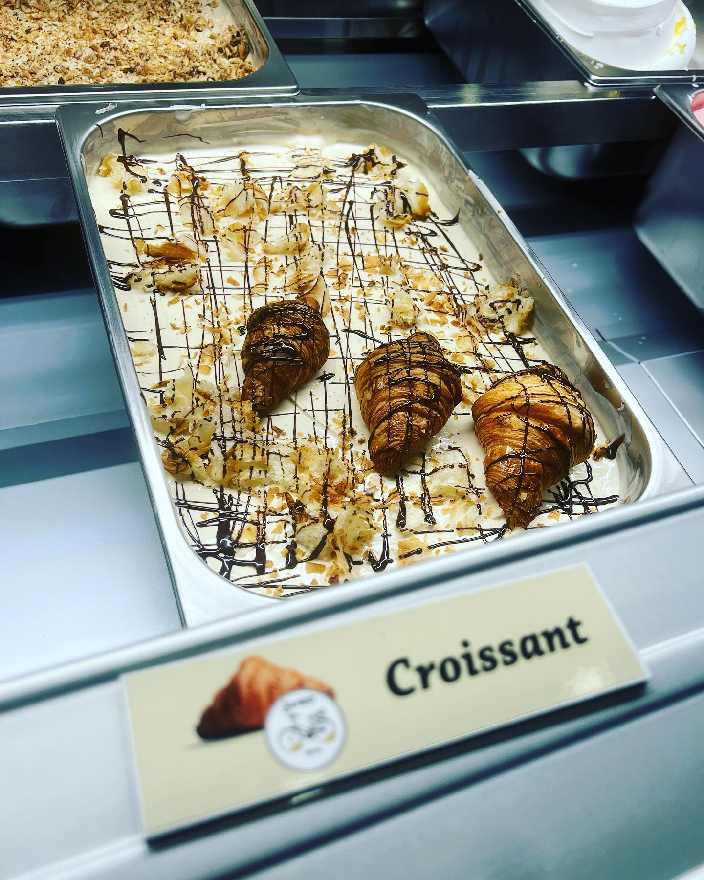 Croissant 🍦😋 U Jusufa x Bajkery
Predstavujeme vám zmrzlinu z croissantmi od remeselnej pekárne @bajkery
#zmrzlina #icecream #gelato #samorin #slovakia #summer #homemade #bakery #croissant #kvasok