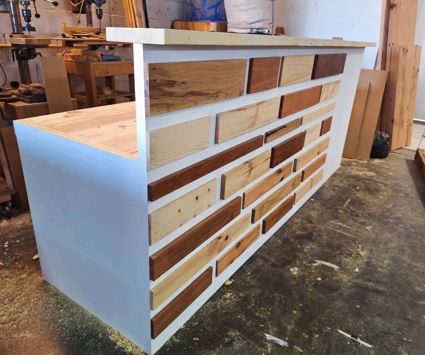 We are loving the look of this crisp white reception desk with mixed wood on top 😍
#knotsandgrains #receptiondesk #recycledwood #businesses #smallbusiness #firstlook #mixedwood #goldcoast