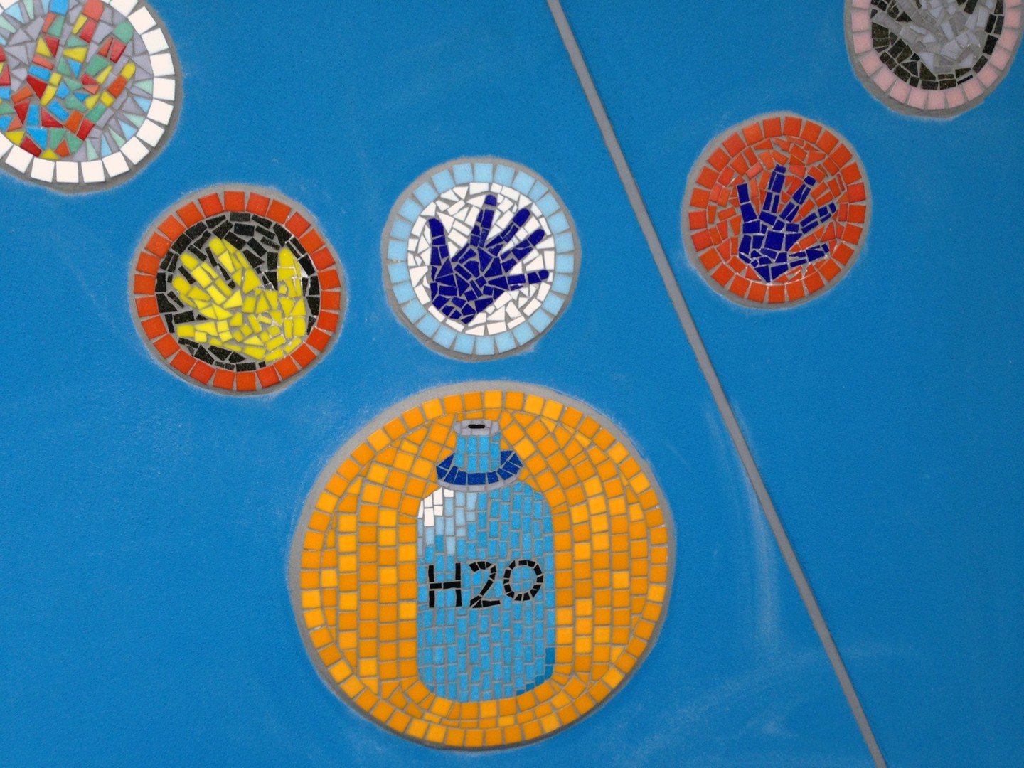 When you have a large area to cover mosaics are a fantastic way to do it. This blue wall was vast but by adding these mosaics in relief on the wall we added lots of colour and shapes to create a welcoming entrance for Rayleigh Primary School. The designs all reflect the rights of a child.
#largewallart #mosaicart #mosaicsforschools #handprints #primaryschool #primaryschoolart #rightsofachild #themosaicstudio #colourfulart