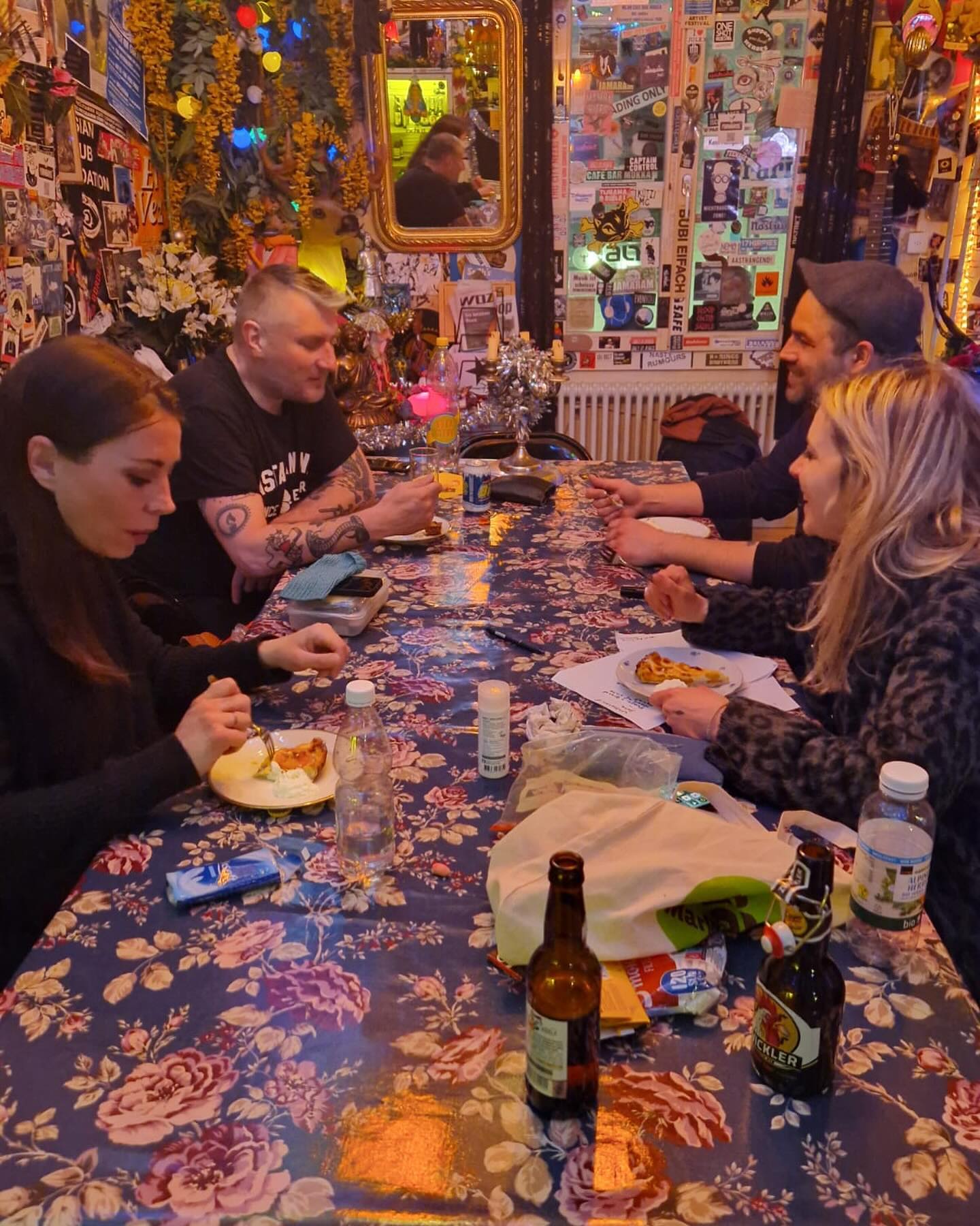 Aftershowparty deluxe @cafebarmokkathun 😌
#aprikosenwähenachmitternacht #delilahsmusic