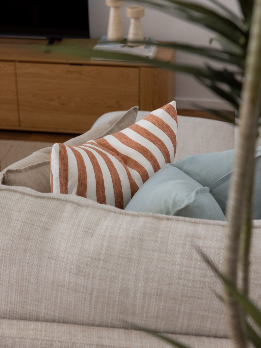 The perfect pillow combo 😍
#interiorstyling #propertystyling #airbnbstyling