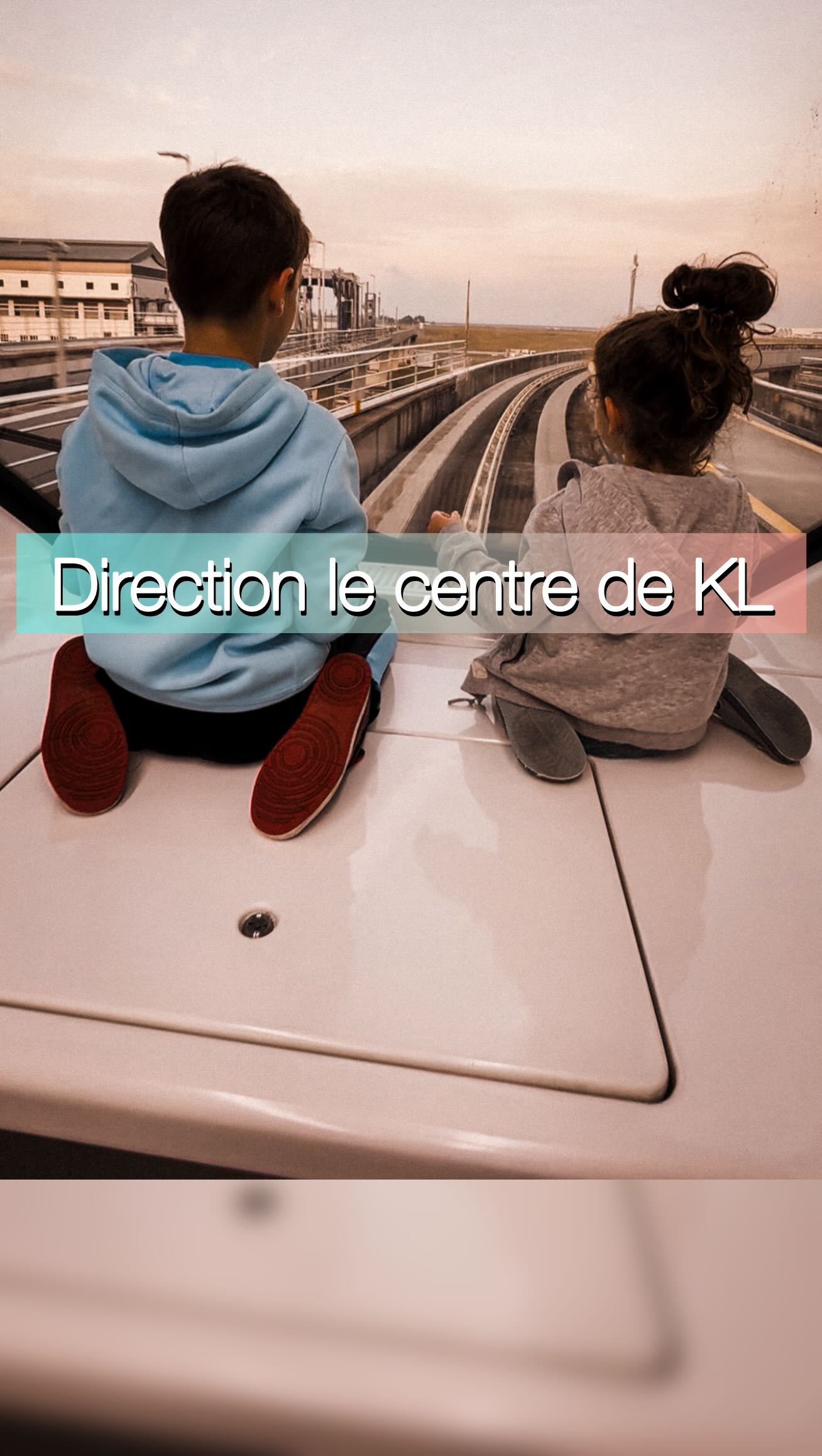 ✈️ Comment rejoindre le centre de Kuala Lumpur depuis l’aéroport (KLIA / KLIA2) ?
C’est LA question qui revient tout le temps quand on arrive en Malaisie.
Bonne nouvelle : ici, c’est simple, fluide… et il y a plusieurs options selon ton budget et ton style de voyage.
👉 Option 1 : le KLIA Express
Rapide, efficace, sans stress.
⏱️ 28 minutes chrono jusqu’à KL Sentral
💰 Environ 55 RM par personne
Idéal si tu arrives fatigué, avec des enfants, ou que tu veux aller droit au but.
Ensuite, il suffit de prendre un Grab pour rejoindre ton hôtel.
👉 Option 2 : le bus
La solution la plus économique.
🚌 Très fréquents (environ toutes les heures)
💰 Entre 12 et 15 RM par personne
Plus long que le train, mais franchement fiable si tu n’es pas pressé.
👉 Option 3 : Grab (le Uber local)
Ultra pratique, surtout à plusieurs.
📱 Prix annoncé à l’avance sur l’appli
💰 Environ 70 à 120 RM selon l’heure et la taille du véhicule
Parfait si tu veux arriver directement devant ton hôtel.
🚕 Les taxis “classiques” existent aussi,
mais sont parfois un peu plus chers, donc il faut négocier et tu n’as pas forcément envie quand tu arrives fatigué de ton vol.
La Malaisie commence souvent par ce premier trajet.
Autant qu’il se passe bien 😉
Commente « formulaire » si tu as besoin d’aide pour organiser ton voyage 🙏