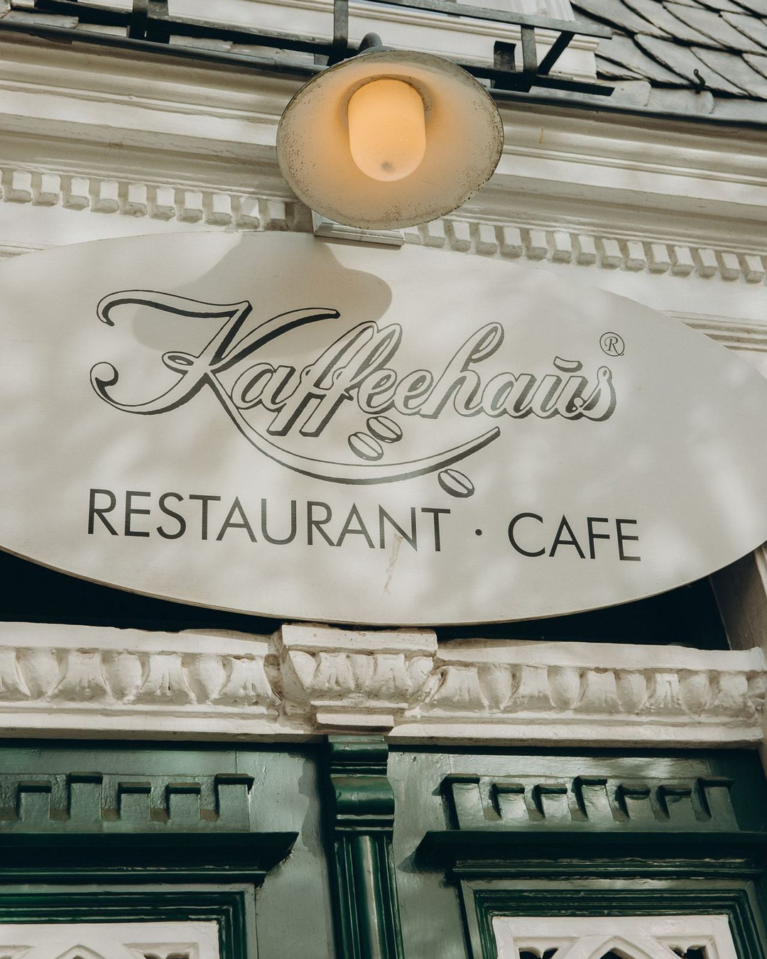 Wer genau hinschaut, entdeckt sie überall.
Kleine Malereien, Engel, Details an Wänden und Decken – Dinge, die dem Kaffeehaus seinen besonderen Charakter geben.
Manchmal lohnt es sich, den Blick einfach ein wenig schweifen zu lassen.