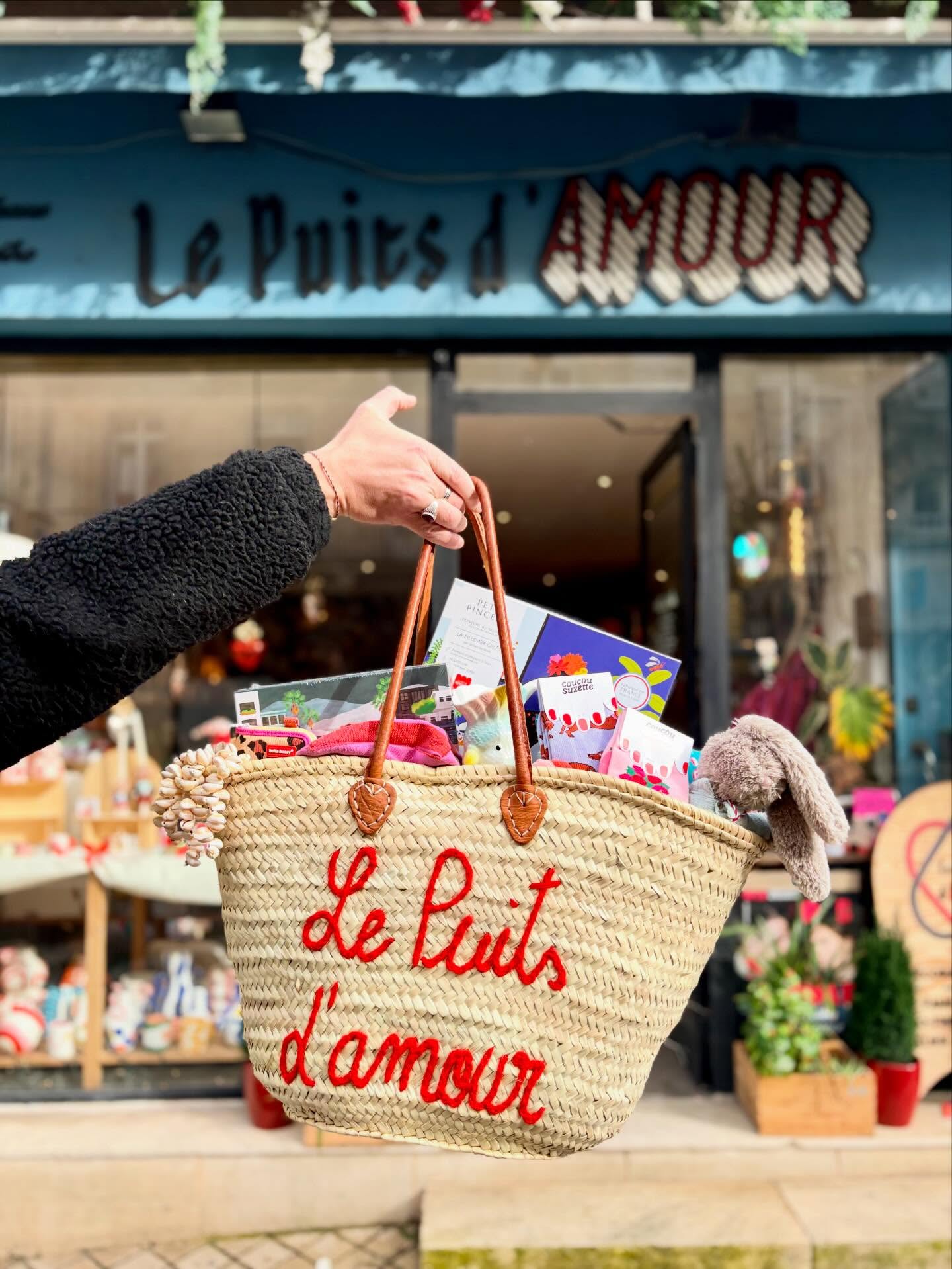 ✈️ Ça y est… on est partis ☀️
On va essayer de ne pas trop vous bombarder de vidéos de ciel bleu et de kids en maillots 😅😎
Pendant ce temps, la boutique continue de battre son plein 💫
C’est Mathilde @atelierdesbarbules, rayonnante comme toujours, qui s’occupe de tout et vous accueille avec le sourire et la bonne humeur ❤️
Merci beaucoup à notre autre Mathilde 💖@lapetitefrench_ pour ce super cadeau, un panier @le_puits_damour, on en rêvait !
📍 Le Puits d’Amour – Bordeaux
🕒 Jeudi : 15h – 19h
🕚 Vendredi & samedi : 11h – 19h
On vous attend à la boutique ✨
Du love, des trésors, et de jolies surprises… même sans nous 💌