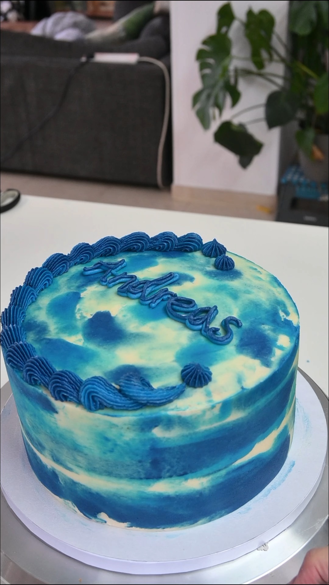 Soft blues, gentle blends, and a watercolour finish 💙
Simple, but very effective.
#WatercolourCake #ButtercreamArt #CakeDecorating #FullFatBaking #CakeReels #SatisfyingDecor