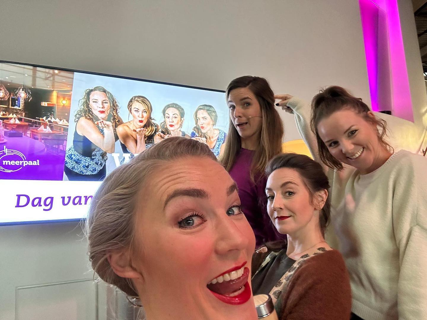 Hopsakeeeeee! Dat was een super leuk optreden voor de mantelzorgers van Dronten!
In @demeerpaaldronten mochten wij vanmiddag de mantelzorgers een beetje ónt-zorgen met een op maat gemaakt programma.
Daarna gelijk door naar @theaterdetuin in Leusden voor weer een try out van “& de rest” met @ivyvocals
#lekkerdagje #voorstelling #theater #dagvandemantelzorg #dronten