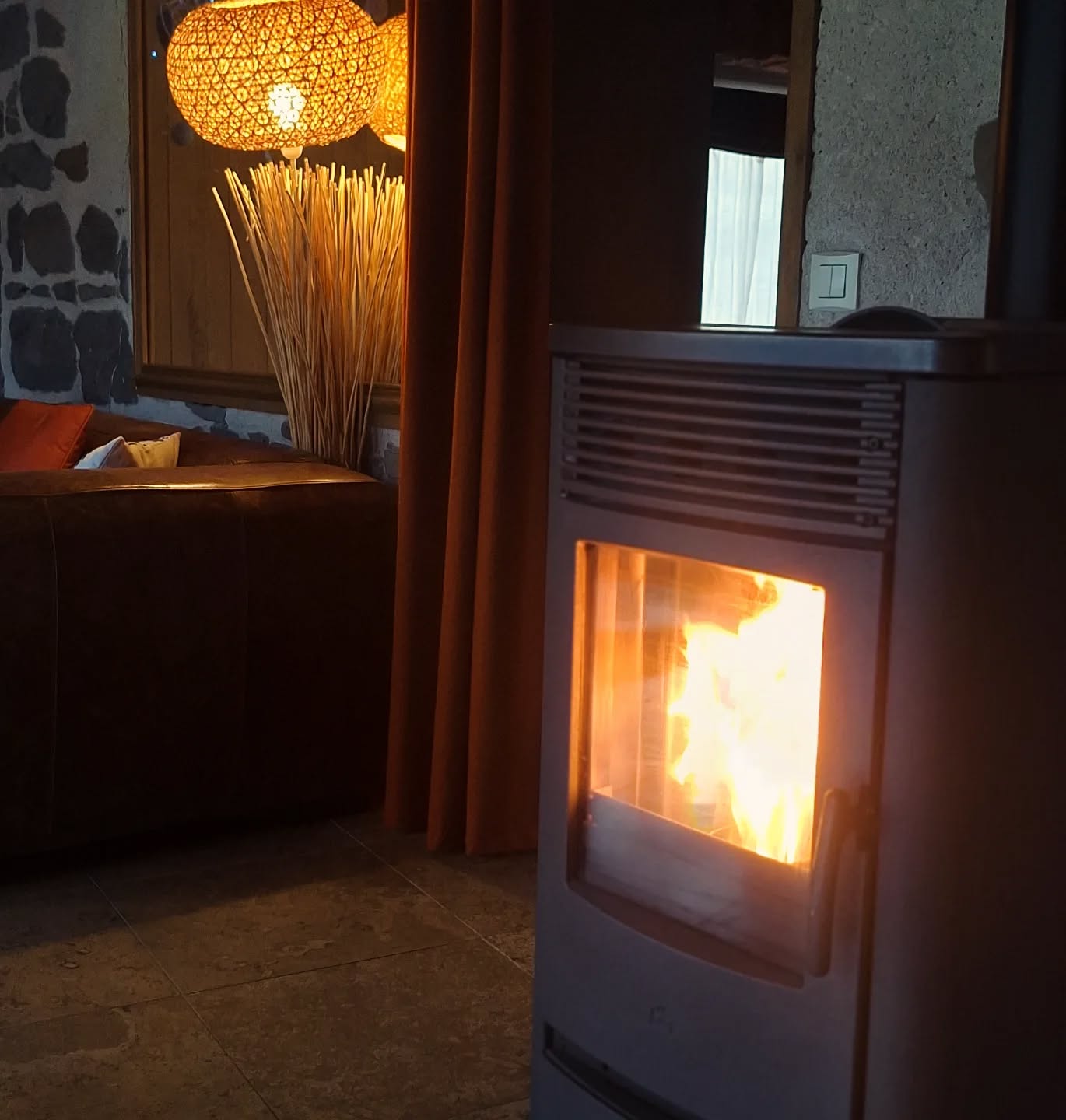 THE PLACE TO BE
Se lover au coin du feu avec une tasse de thé, face à la nature ...comme un air de weekend cocooning 🤩
#petitcoindeparadis
#sérénité
#moodoftheday
#gitenature
#weekendamoureux