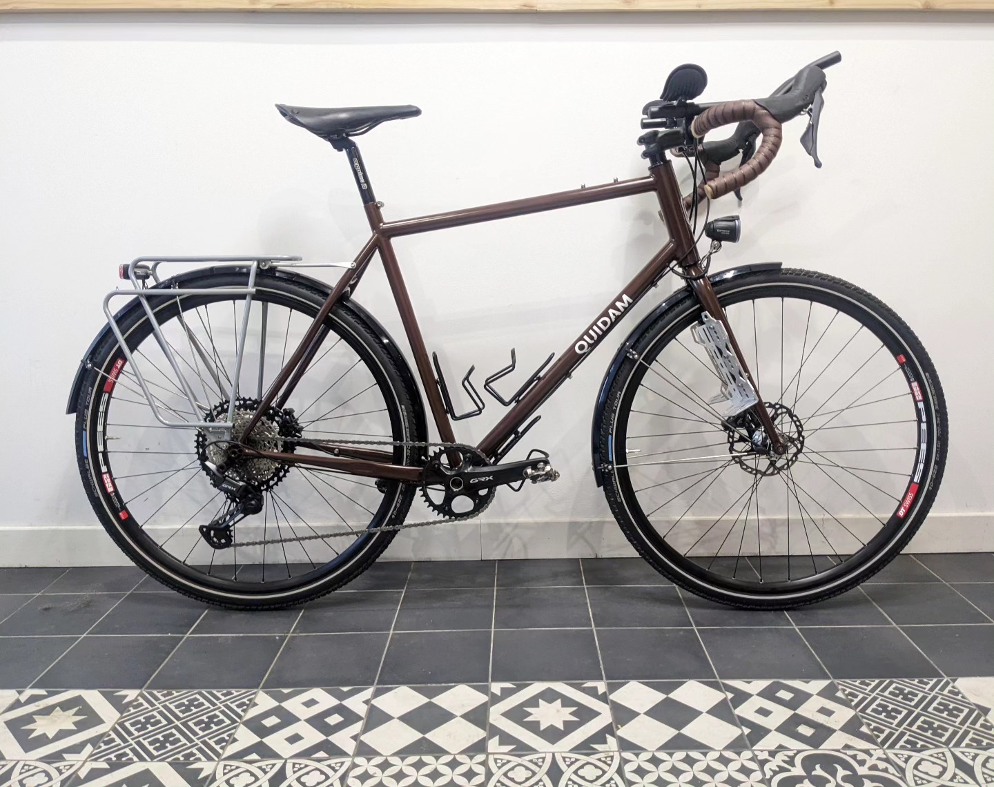 🚲 Le premier vélo de l'année à sortir de l'atelier 🚲
Tout juste terminé, ce vélo partira dans 10 jours pour un grand voyage jusqu'à Pékin.
Il a été pensé pour parcourir les 12500km en moins de 4 mois. Un vélo d'aventure rapide et robuste, aussi à l'aise sur les routes que sur des pistes très accidentées.
Bonne route @paulnestour !!
#association_artisans_cycles
#artisanducycle
#bikepacking
#gravelbike
#framebuilding
#handmadebicycles
#madeinlorient