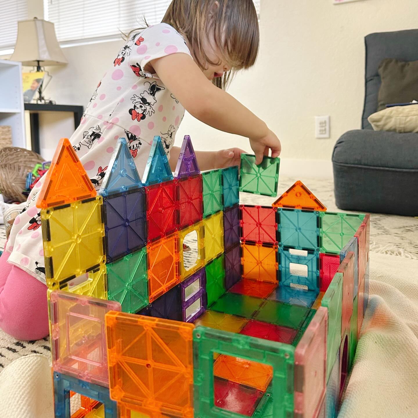 When children get lost in building, they’re strengthening problem-solving skills, fine-motor control, and creativity—all through play. Moments like this show how deep concentration and confidence grow when kids are given the time and space to explore their ideas. ❤️