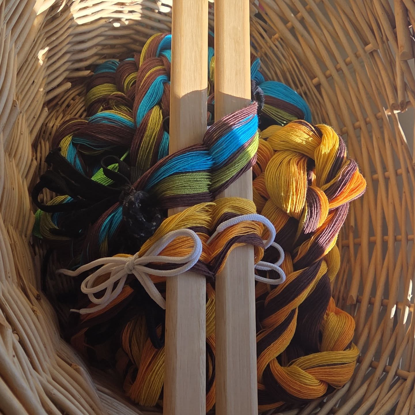 You can't tell from the picture but IT'S FREEZING OUT!!!!! 🤣🤣🤣 It's days like today that being inside is what it's all about. Why do I live in a place where my face hurts when I go outside?!
#sunriselodgefiberstudio #weaversofinstagram #weaving #countingends #warping