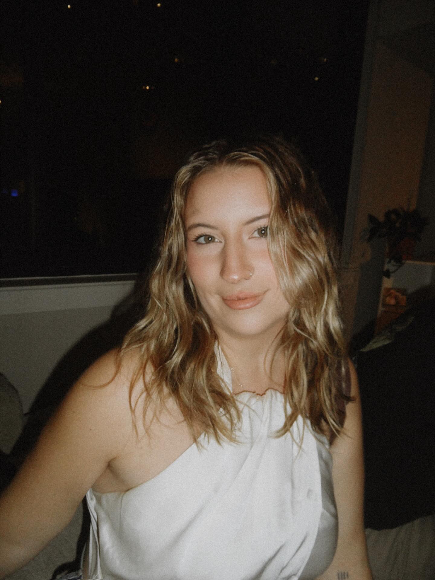 Please help us welcome @hairxxsydney (Sydney) to TRB!
We are so excited to introduce Sydney, one of the newest stylists at The Rare Bird!
With nearly four years of experience behind the chair, Sydney has proudly served clients throughout the Alexandria area for her entire career. She specializes in soft, lived in blondes and low maintenance dimensional color, creating effortless and natural looks that grow out beautifully.
Sydney is deeply committed to providing a calm, warm, and personable experience for every guest. She takes pride in making sure her clients feel heard, respected, and completely at ease from the moment they sit in her chair. Thoughtful consultations and intentional work are at the heart of everything she does.
We can’t wake for you to love her as much as we do!
#dmv #dmvstylist #dmvhair #dmvhairstylist #alxva al